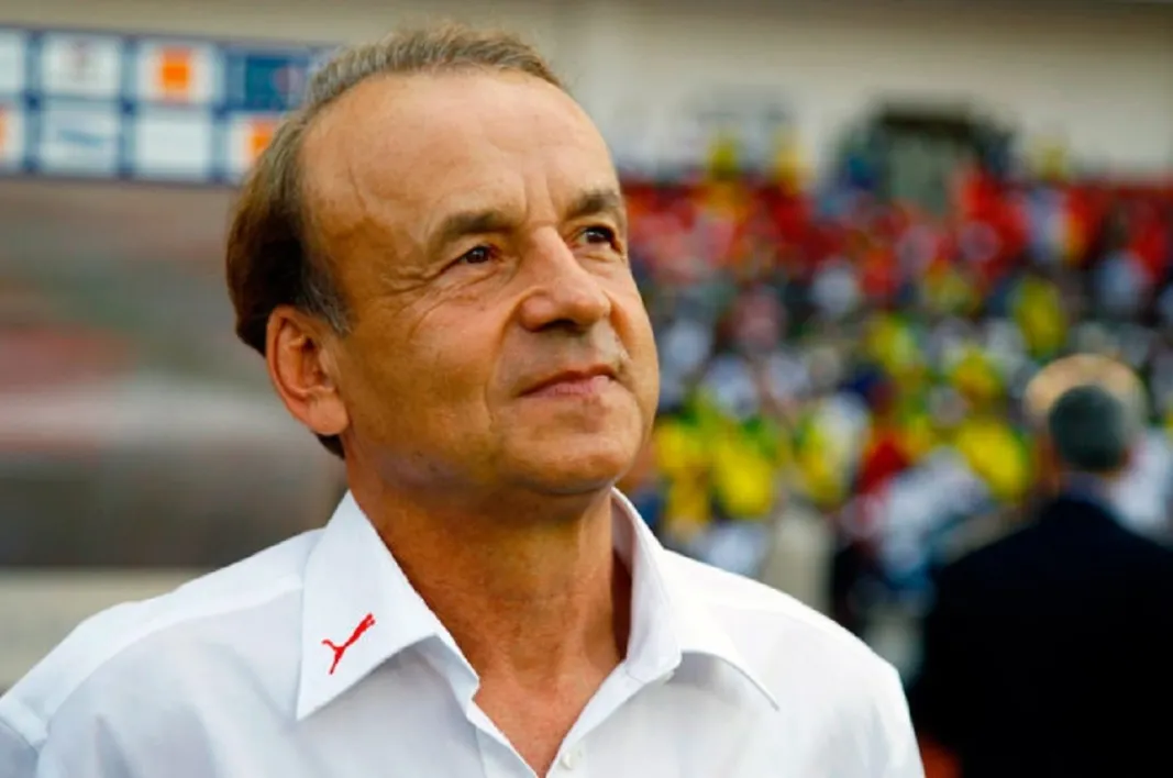 Image de Football. L'entraîneur du Bénin, Gernot Rohr, a exprimé ses préoccupations après la défaite de son équipe face à Madagascar (1-2) lors d'un match amical disputé au Maroc. Cette défaite a mis en lumière certaines lacunes dans l'équipe, que Rohr estime nécessaires de corriger avant le début des éliminatoires de la Coupe du monde 2026. Le Bénin s'apprête à entamer les éliminatoires de la Coupe du monde 2026 en novembre, et la tournée marocaine de l'équipe nationale en octobre était censée être une préparation essentielle pour ces éliminatoires. Cependant, les résultats de cette tournée n'ont pas été à la hauteur des attentes. Après avoir obtenu un match nul contre la Sierra Leone (1-1), l'équipe béninoise a subi une défaite face à Madagascar (1-2) lors de sa deuxième sortie. Le match a débuté de manière prometteuse pour le Bénin, avec une ouverture du score précoce signée Andreas Hountondji. Malheureusement, cette avance n'a pas été maintenue longtemps. En raison de ratés de Jodel Dossou et d'erreurs du gardien Marcel Dandjinou, qui avait été préféré à Saturnin Allagbé, les Bareas ont réussi à égaliser avant de marquer le but de la victoire sur une frappe lointaine à rebond de Jean Yves Razafindrakoto. Gernot Rohr, l'entraîneur franco-allemand du Bénin, a réagi aux performances de son équipe lors de cette tournée. Lors d'une interview avec des journalistes, il a regretté les erreurs coûteuses, malgré un bon début de match. Il a souligné que les matchs amicaux étaient l'occasion de tester les joueurs et de voir comment ils se comportent. Néanmoins, il a admis qu'il y avait des aspects décevants dans le jeu de son équipe lors de cette tournée. Selon Rohr, le manque de compétition des joueurs, en particulier en début de saison, a contribué aux performances inconstantes de son équipe. Il a expliqué que de nombreux joueurs manquaient de compétition, car le championnat local n'avait pas encore repris, et même les cinq joueurs locaux qu'il avait sélectionnés n'étaient pas encore dans leur meilleure forme. Le sélectionneur béninois a également évoqué le fait que son équipe avait un excellent début de match dans la deuxième rencontre de la tournée, avec une occasion de marquer un deuxième but qui n'a pas été convertie. Cependant, l'énergie de l'équipe a diminué progressivement au fil du match. Il a conclu en soulignant l'importance de cette tournée pour évaluer la forme et les performances des joueurs, même si certains aspects n'ont pas été satisfaisants. La question qui se pose maintenant est de savoir comment l'équipe nationale du Bénin va corriger ces lacunes avant le début des éliminatoires de la Coupe du monde 2026. Est-ce que Gernot Rohr peut apporter les ajustements nécessaires et préparer son équipe à affronter les défis à venir ? La récente tournée de l'équipe a-t-elle fourni des enseignements utiles pour renforcer le jeu de l'équipe ? Seul le temps nous dira si le Bénin réussira à se qualifier pour la Coupe du monde 2026 et à surmonter les obstacles qui se dressent sur son chemin.