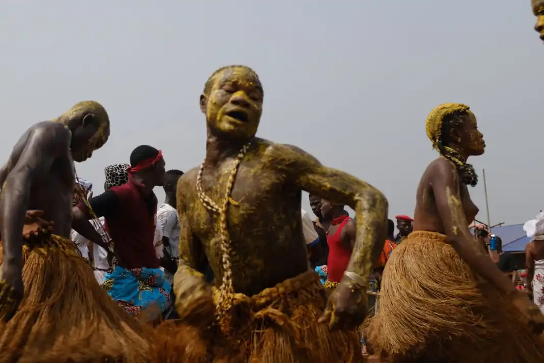 Image de Culture. Le Bénin, souvent appelé le berceau du vaudou, est un pays qui regorge d'une richesse culturelle et religieuse fascinante. Le vaudou, une religion traditionnelle africaine, est profondément enraciné dans la société béninoise. Pour mieux comprendre l'importance de cette religion et sa contribution à la culture du pays, le président Patrice Talon a nommé les membres du Comité des Rites Vodoun par décret en septembre 2023. Cette initiative vise à développer le tourisme religieux autour des rites vodoun, ce qui suscite un intérêt considérable dans le pays et au-delà. Cette décision est une étape significative vers la valorisation du patrimoine culturel religieux du Bénin. Le Comité des Rites Vodoun : Composition et Mission Le Comité des Rites Vodoun, composé de neuf membres, est présidé par le professeur Mahougnon Kakpo, un spécialiste des études africaines. Le Comité comprend également des personnalités respectées et éminentes, telles que Bertin Sossa, un chanteur renommé et membre du groupe "Les Frères Guedehounguè," ainsi que des dignitaires vodoun comme Ayaba Colette Dossou, Dodji Amouzouvi, Gilles Yves Seho, et bien d'autres. Chacun de ces membres apporte une expertise et une expérience précieuses à la mission du Comité. La mission principale du Comité est "de soutenir la labellisation des rites, des cérémonies et des pratiques des couvents du Vodoun, dans le cadre de leur promotion touristique." Cette mission découle d'une prise de conscience du potentiel touristique du vaudou au Bénin, qui pourrait attirer des visiteurs du monde entier. Le Comité est appelé à fournir des propositions et des avis pertinents sur les programmes d'aménagement et d'exploitation du projet "Route des couvents Vodoun," qui vise à mettre en lumière les sites religieux vodoun du pays. L'importance du Vaudou au Bénin Le vaudou, également orthographié vodoun, est bien plus qu'une simple religion au Bénin. Il fait partie intégrante de l'identité culturelle du pays. Le vaudou est une croyance complexe qui englobe une multitude de divinités, de rituels, de cérémonies et de pratiques spirituelles. Il est pratiqué par une grande partie de la population béninoise et joue un rôle central dans la vie quotidienne des Béninois. Le vaudou est un système de croyances polythéiste qui inclut une panoplie de divinités, chacune ayant des attributions spécifiques. Ces divinités, appelées "vodouns" ou "orishas," sont vénérées par des fidèles qui participent à des rituels et des cérémonies pour honorer et interagir avec elles. Les cérémonies vodoun peuvent varier en taille et en complexité, allant de petites prières familiales à des rituels communautaires grandioses. Le vaudou est également un phénomène synchrétique qui mélange des éléments de diverses croyances religieuses, y compris l'animisme, le christianisme, et l'islam. Cette fusion unique de traditions religieuses a créé une forme distinctive de vaudou propre au Bénin, avec ses propres pratiques, ses chants et sa musique sacrée. Le Potentiel Touristique du Vaudou Le Bénin possède un patrimoine culturel et religieux riche, et le vaudou en est un élément clé. Le pays est doté de nombreux couvents, temples, et lieux sacrés vodoun où les rituels religieux ont lieu. Ces sites offrent une opportunité extraordinaire de promouvoir le tourisme religieux. La "Route des couvents Vodoun" vise à identifier, labelliser, et promouvoir ces sites pour attirer des visiteurs nationaux et internationaux. De nombreux visiteurs étrangers sont fascinés par le vaudou et cherchent à en savoir plus sur cette religion unique. Les cérémonies vodoun, avec leurs chants, leurs danses et leurs offrandes rituelles, offrent une expérience culturelle inoubliable. Les rituels vodoun sont souvent caractérisés par une atmosphère vibrante et participative, qui peut fasciner les voyageurs en quête d'une expérience authentique. En promouvant le tourisme religieux autour du vaudou, le Bénin peut stimuler son industrie touristique tout en valorisant un aspect essentiel de son héritage culturel. Les visiteurs peuvent en apprendre davantage sur la riche histoire du vaudou, ses traditions et sa signification spirituelle. De plus, le tourisme religieux peut avoir un impact économique positif sur les communautés locales en créant des opportunités d'emploi et en stimulant l'économie. Les Défis et les Opportunités Cependant, le développement du tourisme religieux vodoun n'est pas exempt de défis. Il est essentiel de veiller à ce que la promotion de ces sites sacrés soit faite de manière respectueuse et éthique, en accord avec les valeurs et les croyances des fidèles vodoun. La sensibilisation culturelle et religieuse est cruciale pour garantir que les visiteurs adoptent une attitude respectueuse lorsqu'ils assistent à des rituels et visitent des sites sacrés. Le Comité des Rites Vodoun a la responsabilité de relever ces défis tout en exploitant les opportunités offertes par le tourisme religieux. Cela nécessite une coordination efficace entre les institutions gouvernementales, les représentants religieux et les communautés locales. Il est également essentiel d'assurer la durabilité et la préservation des sites religieux vodoun, de manière à ce qu'ils puissent être appréciés par les générations futures. En fin de compte, la valorisation du patrimoine culturel religieux du Bénin à travers le vaudou offre une opportunité unique de préserver et de partager une part essentielle de l'histoire et de la culture du pays. Le vaudou n'est pas seulement une religion, c'est aussi un témoignage de l'ingéniosité, de la créativité, et de la résilience du peuple béninois. La question qui se pose maintenant est de savoir comment le Bénin peut tirer parti de cette richesse culturelle tout en respectant ses valeurs religieuses profondes. En outre, comment le pays peut-il veiller à ce que le tourisme religieux vodoun soit une expérience enrichissante et respectueuse pour les visiteurs tout en bénéficiant aux communautés locales ? Ces questions représentent un défi passionnant pour le Comité des Rites Vodoun et pour le Bénin dans son ensemble. Le futur du tourisme religieux vodoun au Bénin promet d'être un voyage fascinant, mêlant culture, histoire, spiritualité et aventure.