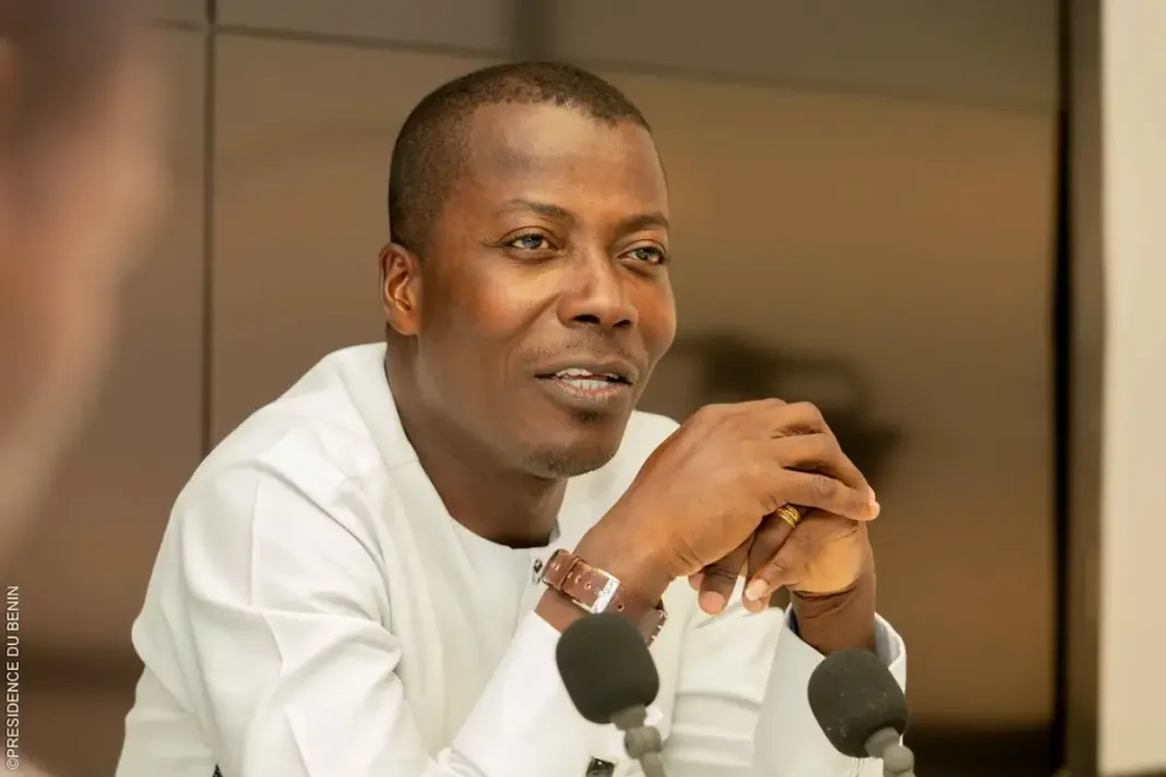 Image de Politique. Le gouvernement n'est pas surpris de la désignation de l'ancien président Boni Yayi à la tête du parti Les Démocrates, le plus grand parti de l'opposition au Bénin. Selon Wilfried Houngbédji, secrétaire général adjoint et porte-parole du gouvernement, cette actualité était prévisible et ne comporte aucune surprise. Pour lui, la principale préoccupation du gouvernement est de veiller à ce que les Béninois vivent dans de meilleures conditions à travers la mise en œuvre du programme d'action du gouvernement. Cette nomination stratégique de Boni Yayi au sein du parti Les Démocrates est suivie de près par de nombreux observateurs et politiciens, suscitant diverses réactions. L'évolution politique au Bénin Le Bénin, situé en Afrique de l'Ouest, est un pays avec un système politique démocratique qui a connu des évolutions significatives au cours des dernières années. La nomination de Boni Yayi à la tête du parti Les Démocrates est le dernier développement dans le paysage politique béninois. Patrice Talon, l'actuel président du Bénin, a été élu en 2016 après une campagne électorale marquée par des affrontements politiques. Son mandat a été le témoin de diverses controverses, notamment des révisions constitutionnelles qui ont suscité des inquiétudes quant à la démocratie et à l'État de droit dans le pays. Les élections législatives de 2019 ont été marquées par des accusations de manipulation électorale et d'exclusion de l'opposition. Les Démocrates : Le principal parti d'opposition Le parti Les Démocrates est actuellement le principal parti d'opposition au Bénin. L'ancien président Boni Yayi, qui a été à la tête du pays de 2006 à 2016, est désormais le leader de ce parti. Sa désignation comme président des Démocrates est un événement majeur dans le paysage politique béninois. Cette nomination est survenue après que Boni Yayi a démissionné de son poste de président d'honneur du parti Les Démocrates lors du congrès du parti qui s'est tenu le 15 octobre. L'objectif de cette décision stratégique semble être de renforcer la position du parti et de l'opposition face au gouvernement actuel dirigé par le président Patrice Talon. Réactions et spéculations La désignation de Boni Yayi comme président des Démocrates a suscité de nombreuses réactions et spéculations au Bénin. Certains voient en cette nomination un moyen de renforcer l'opposition et de mobiliser un plus grand soutien en vue des élections futures. D'autres considèrent Boni Yayi comme une figure emblématique de la politique béninoise et estiment que sa présence à la tête du parti Les Démocrates pourrait apporter une nouvelle dynamique à l'opposition. La réaction du gouvernement, exprimée par Wilfried Houngbédji, est de souligner que cette nomination ne constitue pas une surprise et que la principale préoccupation du gouvernement est d'améliorer les conditions de vie des Béninois à travers la mise en œuvre du programme d'action du gouvernement. Cela montre que le gouvernement est en train de mettre l'accent sur ses priorités et son programme politique, même face aux développements politiques importants dans le pays. L'avenir de la politique béninoise L'avenir de la politique béninoise reste incertain, avec des défis à relever et des enjeux politiques importants à l'horizon. La désignation de Boni Yayi à la tête des Démocrates pourrait influencer la dynamique politique au Bénin et renforcer l'opposition. Cependant, il est difficile de prévoir comment cela se traduira dans les prochaines élections et les décisions politiques à venir. Le Bénin continue de faire face à des questions liées à la démocratie, à l'État de droit et à la gouvernance politique. Les développements politiques, y compris la désignation de Boni Yayi à la tête des Démocrates, soulignent l'importance de suivre de près l'évolution de la politique béninoise et son impact sur la vie des citoyens. Il reste à voir comment les acteurs politiques, y compris le gouvernement, l'opposition et la société civile, répondront à ces développements et façonneront l'avenir politique du Bénin. La désignation de Boni Yayi est un élément clé de cette évolution, mais il ne constitue qu'une pièce du puzzle politique plus vaste au Bénin.