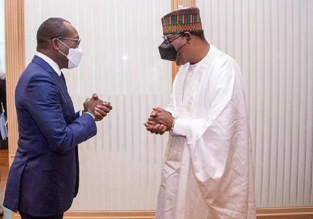 Image de Politique. La nomination de l'ancien président Boni Yayi à la tête du parti Les Démocrates suscite des inquiétudes quant à une possible escalade des tensions avec l'actuel président Patrice Talon au Bénin. Cependant, Guy Mitokpè, chargé de la communication du parti Les Démocrates, affirme que cette lutte n'aura pas lieu. Il est important de comprendre le contexte politique complexe qui sous-tend cette situation. Les relations entre l'ancien président Boni Yayi et Patrice Talon, actuel président du Bénin, ont connu des hauts et des bas au fil des ans. Ils ont d'abord été des alliés politiques en 2006 avant de devenir amis. Cependant, ces relations ont commencé à se détériorer, et en 2012, une rivalité politique féroce a éclaté entre les deux hommes. Cette rivalité a persisté jusqu'à ce que Patrice Talon remplace Boni Yayi à la présidence en 2016. La lutte entre ces deux personnalités politiques a eu des répercussions sur la scène politique béninoise et a généré des tensions considérables. L'animosité entre les deux anciens présidents s'est prolongée pendant les premières années de la présidence de Patrice Talon, atteignant un point culminant lorsque Boni Yayi a été maintenu en résidence surveillée pendant plusieurs jours. La nomination de Boni Yayi à la tête du parti Les Démocrates, le principal parti de l'opposition au Bénin, a ravivé les craintes que cette rivalité politique ne reprenne de plus belle. Cependant, Guy Mitokpè affirme que ces inquiétudes sont infondées. Selon lui, il y a des individus qui ont profité de la lutte entre les deux anciens présidents pour servir leurs propres intérêts. Cette fois-ci, cependant, il assure que cette lutte ne reprendra pas. Il s'agit d'une affirmation audacieuse compte tenu de l'histoire tumultueuse des relations entre Boni Yayi et Patrice Talon, mais elle reflète la position du parti Les Démocrates. L'avenir politique du Bénin est incertain, et de nombreuses personnes surveillent de près l'évolution de cette situation. Il est essentiel de maintenir un dialogue ouvert et de travailler à la réconciliation et à la stabilité politique dans le pays. La question qui se pose est de savoir si la nomination de Boni Yayi à la tête du parti Les Démocrates marquera un nouveau chapitre dans la politique béninoise ou si elle ravivera les tensions du passé. Seule l'avenir dira comment cette situation évoluera.