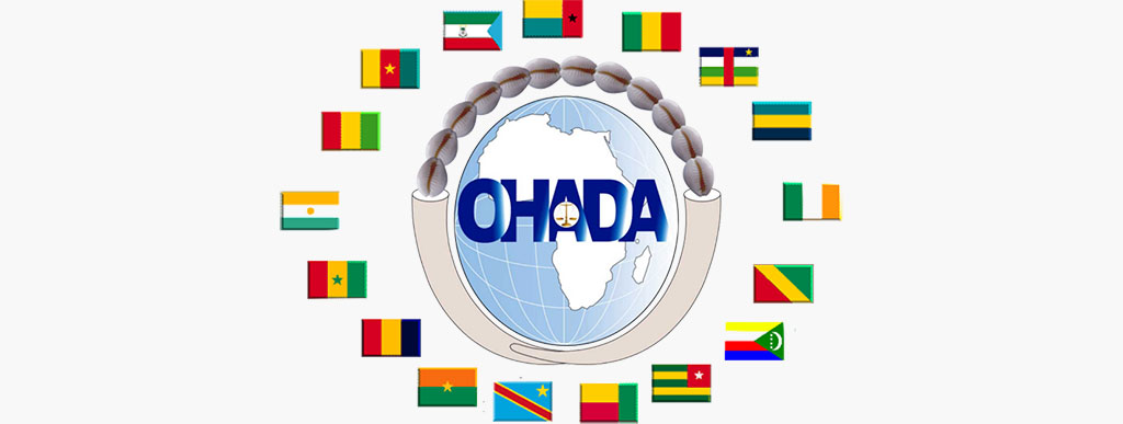 Image de Société. L'Organisation pour l'harmonisation en Afrique du droit des affaires (OHADA) a récemment adopté une décision majeure lors de son Conseil des ministres en décembre 2022. Cette décision concerne directement les églises et les mosquées situées dans les dix-sept pays membres de l'OHADA. À partir du 1er janvier 2024, ces institutions religieuses sont désormais tenues de tenir une comptabilité formelle. Cette décision a suscité de nombreuses réactions et spéculations, notamment au Bénin, où elle a soulevé des questions sur les implications fiscales pour ces organisations. Dans cet article, nous explorerons en détail les raisons derrière cette décision de l'OHADA, son impact potentiel sur les églises et les mosquées, ainsi que les perspectives et les implications pour les institutions religieuses. L'OHADA et son rôle en Afrique L'Organisation pour l'harmonisation en Afrique du droit des affaires (OHADA) est une institution intergouvernementale créée en 1993. Elle regroupe dix-sept pays africains membres, dont le Bénin, le Burkina Faso, le Cameroun, la Centrafrique, la Côte d'Ivoire, le Congo, les Comores, le Gabon, la Guinée-Bissau, la Guinée-Équatoriale, le Mali, le Niger, la République démocratique du Congo, le Sénégal, le Tchad et le Togo. L'OHADA a pour objectif principal d'harmoniser le droit des affaires au sein de ses États membres, afin de faciliter les échanges commerciaux et l'investissement dans la région. Elle a mis en place un ensemble de lois commerciales uniformes, de conventions et d'actes uniformes qui régissent divers aspects du droit des affaires, y compris les contrats, les sociétés, les faillites et les règlements des litiges. La nouvelle exigence de comptabilité pour les églises et les mosquées L'une des décisions les plus récentes de l'OHADA est l'obligation pour les églises et les mosquées de tenir une comptabilité formelle. Cela signifie que ces institutions religieuses devront mettre en place des systèmes comptables et financiers pour enregistrer leurs revenus, leurs dépenses et leurs actifs, de manière transparente et organisée. Le but de cette décision est de permettre une meilleure traçabilité des ressources financières qui circulent au sein de ces organisations religieuses. L'OHADA justifie cette exigence en expliquant que de nombreuses églises et mosquées, en tant qu'entités à but non lucratif, gèrent des sommes d'argent considérables. Cette argent peut provenir de diverses sources, telles que les dons des fidèles, les offrandes, les quêtes, les ventes de biens et de services, les investissements, etc. La mise en place d'une comptabilité formelle permettra de suivre l'utilisation de ces fonds, d'assurer une gestion financière responsable et de garantir la transparence. Les implications et les préoccupations La décision de l'OHADA d'obliger les églises et les mosquées à tenir une comptabilité formelle a suscité des réactions variées. Au Bénin, en particulier, cette décision a provoqué une certaine controverse et des inquiétudes quant à ses implications fiscales potentielles. Les citoyens se demandent si cela signifiera que les institutions religieuses devront payer des impôts sur leurs revenus. Cependant, selon des experts juridiques, la décision de l'OHADA n'implique pas automatiquement que les églises et les mosquées seront soumises à l'impôt sur le revenu. Au contraire, il s'agit davantage d'une mesure visant à renforcer la transparence financière au sein de ces organisations. Les autorités fiscales pourraient utiliser ces comptabilités pour vérifier que les fonds sont utilisés conformément aux objectifs religieux et à but non lucratif des institutions. Cela peut également aider à prévenir les abus financiers ou les activités frauduleuses au sein de ces organisations. Le contexte international et régional Il est important de noter que la décision de l'OHADA de demander aux églises et aux mosquées de tenir une comptabilité s'inscrit dans un contexte plus large de réglementation accrue des organisations religieuses à travers le monde. De nombreux pays et régions ont renforcé leurs réglementations en matière de financement des institutions religieuses pour diverses raisons. Certains cherchent à lutter contre le blanchiment d'argent et le financement du terrorisme, tandis que d'autres visent à garantir la transparence financière et à prévenir les abus financiers. En Afrique, plusieurs pays ont également pris des mesures pour réglementer davantage les activités financières des organisations religieuses. Les préoccupations concernant la gestion des fonds dans ces institutions, ainsi que le besoin de prévenir les dérives, ont incité de nombreux gouvernements à mettre en place des mécanismes de supervision financière. Perspectives pour les institutions religieuses et les autorités Alors que la décision de l'OHADA entre en vigueur à partir de 2024, les églises et les mosquées auront besoin de mettre en place des systèmes comptables conformes aux normes établies. Cela pourrait nécessiter des ajustements organisationnels et la formation du personnel en matière de comptabilité et de gestion financière. De plus, il sera essentiel de veiller à ce que ces nouvelles exigences ne restreignent pas indûment les activités religieuses ou n'entravent pas leur mission spirituelle. D'un point de vue gouvernemental, il sera essentiel de s'assurer que la mise en œuvre de ces règles se fasse de manière transparente et que les institutions religieuses reçoivent le soutien et les ressources nécessaires pour se conformer. Il faudra également clarifier les questions fiscales et veiller à ce que les organisations religieuses continuent de bénéficier des exonérations fiscales auxquelles elles ont droit en tant qu'entités à but non lucratif. La décision de l'OHADA d'obliger les églises et les mosquées à tenir une comptabilité formelle est donc un développement significatif qui soulève des questions importantes sur la réglementation, la transparence financière et les relations entre l'État et les institutions religieuses en Afrique. Il sera intéressant de suivre comment cette décision est mise en œuvre et comment elle affectera ces organisations dans les années à venir.