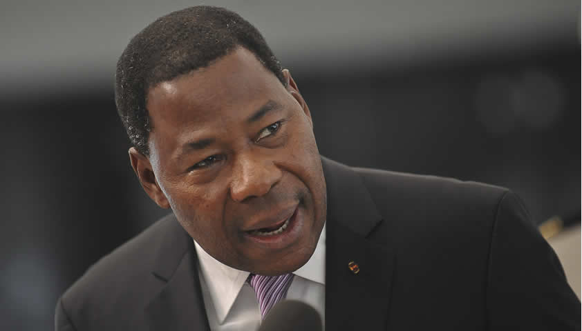 Image de Société. Thomas Boni Yayi, l'ancien président du Bénin, s'est récemment exprimé de manière franche contre la promotion du mouvement Lgbtq (Lesbiennes, gays, bisexuelles, trans queers) au Bénin. Dans un appel adressé aux citoyens béninois, il a appelé à la sensibilisation contre ce phénomène, tout en expliquant les raisons de son opposition. L'appel de Thomas Boni Yayi a été fait via sa page Facebook, où il a clairement affiché sa position contre le mouvement Lgbtq. Dans son message, l'ancien chef d'État a appelé les citoyens béninois à s'engager dans une campagne de sensibilisation dans divers contextes, allant des établissements scolaires aux marchés, en passant par les foyers et les espaces publics. L'objectif de cette campagne est de décourager les citoyens de s'engager dans de telles pratiques qu'il qualifie d'abominations. Thomas Boni Yayi s'est exprimé dans une tonalité religieuse, mettant en avant le point de vue selon lequel de telles pratiques iraient à l'encontre de la volonté de Dieu, ce qui pourrait provoquer sa colère. L'ancien président du Bénin a souligné que la prévention de ces pratiques est essentielle pour éviter la colère divine et pour protéger le pays et le monde. L'appel de Thomas Boni Yayi intervient peu de temps après qu'un événement du mouvement Lgbtq a été organisé à Cotonou, la capitale du Bénin. La position de l'ancien président a suscité des débats et des réactions diverses au Bénin et à l'étranger. La question de la promotion du mouvement Lgbtq est un sujet délicat et controversé dans de nombreux pays, y compris au Bénin. Alors que certains militants des droits de l'homme et groupes LGBT+ plaident en faveur de l'égalité des droits et de la non-discrimination pour les personnes LGBTQ+, d'autres, comme Thomas Boni Yayi, expriment leur opposition à de telles pratiques en se fondant sur des convictions religieuses et culturelles. Cette controverse soulève des questions importantes sur les droits de l'homme, la liberté d'expression et les valeurs culturelles et religieuses dans la société béninoise. Alors que certains insistent sur la nécessité de respecter les droits de chaque individu, d'autres estiment que ces droits devraient être subordonnés aux valeurs culturelles et religieuses traditionnelles. Le débat sur ce sujet complexe et délicat continue de diviser la société béninoise, et il suscite des interrogations sur la manière de trouver un équilibre entre la promotion des droits des minorités et le respect des valeurs et des croyances traditionnelles.