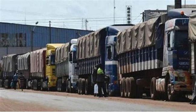 Image de Politique. La situation économique du Bénin est actuellement confrontée à des défis majeurs, notamment en raison de la fermeture de la frontière avec le Niger et des changements de politique post-électoraux au Nigeria. Ces facteurs ont poussé le Fonds monétaire international (FMI) à réviser à la baisse les perspectives de croissance du pays pour l'année 2023. Cette situation a suscité des préoccupations quant à l'impact de ces événements sur l'économie béninoise. La fermeture de la frontière avec le Niger a été l'une des principales préoccupations économiques du Bénin ces derniers temps. Cela a eu un impact significatif sur le commerce et les échanges transfrontaliers, en particulier dans les régions frontalières du pays. Le Bénin est un pays qui dépend fortement de ses activités économiques transfrontalières, et la fermeture de la frontière a perturbé ces flux commerciaux, ce qui a eu un impact sur les revenus et les emplois dans ces régions. La fermeture de la frontière avec le Niger a été déclenchée en réponse à des différends entre les deux pays et à des sanctions régionales. Cette situation a non seulement affecté les relations entre les deux pays, mais elle a également eu un impact sur l'économie béninoise dans son ensemble. Le Bénin a dû faire face à des perturbations dans l'approvisionnement en marchandises, en particulier en ce qui concerne les produits de première nécessité, ce qui a entraîné une hausse des prix et des tensions sur les marchés. Un autre facteur qui a contribué à la révision à la baisse des perspectives de croissance est lié aux changements de politique post-électoraux au Nigeria. Le Nigeria est un partenaire économique clé pour le Bénin, et les décisions politiques et économiques dans ce pays voisin ont un impact direct sur l'économie béninoise. Les élections et les décisions politiques prises au Nigeria peuvent influencer la stabilité économique et la confiance des investisseurs dans la région. L'une des préoccupations majeures soulevées par le FMI est l'impact potentiel sur la stabilité sociopolitique du Bénin en raison de ces développements. Les tensions et les perturbations économiques peuvent avoir des répercussions sur la stabilité du pays, et les autorités béninoises sont appelées à rester vigilantes face à ces défis. Le FMI a également examiné la Loi de finances 2024 du Bénin et a considéré qu'elle est conforme à l'objectif des autorités de converger vers la norme de déficit budgétaire de l'Union économique et monétaire ouest-africaine (Uemoa) de 3 % du PIB d'ici 2025. Cela montre l'engagement du gouvernement béninois à maintenir la stabilité budgétaire et à poursuivre des réformes économiques pour stimuler la croissance. La mobilisation des recettes est un aspect clé de la politique budgétaire, et le gouvernement béninois prévoit d'augmenter les ressources budgétaires pour atteindre ces objectifs. Cela implique également de veiller à ce que l'économie soit résiliente face aux chocs extérieurs, comme la fermeture de la frontière et les changements politiques dans la région. En fin de compte, la situation économique du Bénin est confrontée à des vents contraires, mais le pays semble déterminé à relever ces défis. Les autorités béninoises travaillent en collaboration avec le FMI pour garantir la stabilité économique et préparer le pays à une croissance durable. Cependant, il reste des incertitudes quant à l'évolution de la situation régionale et à la manière dont ces facteurs extérieurs pourraient continuer d'influencer l'économie béninoise. Il sera important de suivre de près ces développements et de mettre en œuvre des politiques économiques appropriées pour atténuer les risques potentiels et stimuler la croissance. La stabilité économique et la résilience du Bénin dépendent en grande partie de sa capacité à faire face à ces vents contraires et à mettre en œuvre des réformes efficaces pour promouvoir la croissance et le développement.