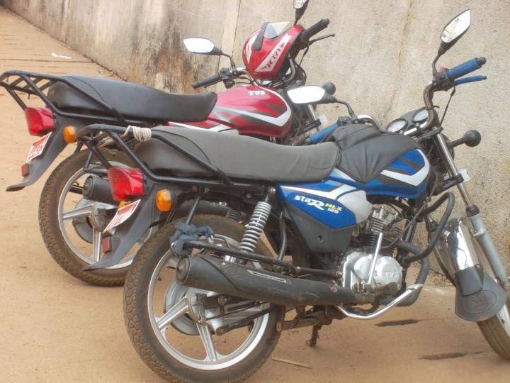 Image de Faits Divers. Les événements tragiques qui se sont déroulés à Akpro-Missérété, une commune du Bénin, le vendredi 27 octobre 2023, ont suscité un grand émoi dans la région et au-delà. Un jeune homme, pris en flagrant délit de vol d'une moto neuve, a été brûlé vif par la foule en colère. Cette tragédie soulève de nombreuses questions sur la justice populaire, la sécurité, et les tensions qui peuvent découler de la criminalité dans les communautés. Le vol de la moto : un acte criminel Les faits ont eu lieu à Akpakanmè, une localité de la commune d'Akpro-Missérété. Selon les informations disponibles, le présumé voleur, un jeune homme non identifié, a attaqué le propriétaire d'une moto neuve et l'a agressé pour lui dérober son bien. Il est important de noter que le vol de moto est une infraction grave dans de nombreuses sociétés, car les motos sont souvent un moyen de transport essentiel pour de nombreuses personnes. L'agresseur, après avoir assommé le propriétaire de la moto, a tenté de s'échapper avec sa prise. La réaction de la population Cependant, la situation a pris un tournant inattendu. Une dame témoin des événements a décidé d'intervenir en lançant un tabouret sur le voleur en fuite, provoquant sa chute et l'immobilisant au sol avec la moto. Cette intervention inattendue a attiré l'attention des habitants de la région, qui se sont rapidement réunis pour apporter leur aide à la victime du vol. La population, en colère face à cette agression, a décidé de prendre la justice en main. Le voleur, appréhendé et immobilisé, a été victime de représailles brutales. Il a été brûlé vif par la foule, dans un acte de violence extrême. Ce meurtre collectif, qui s'apparente à un acte de justice populaire, a choqué de nombreuses personnes et suscité une vive réaction tant au niveau national qu'international. La justice populaire : un problème persistant La justice populaire, également connue sous le nom de vindicte populaire, est un problème récurrent dans de nombreuses régions du monde. Elle survient lorsqu'une communauté se sent impuissante face à la criminalité, à la lenteur de la justice ou au manque de confiance dans les institutions judiciaires. Les personnes suspectées de crimes, qu'elles soient coupables ou non, peuvent être prises à partie par la foule en colère, subissant souvent des actes de violence extrême, voire la mort. Cette forme de violence n'est pas unique au Bénin, mais elle est observée dans de nombreux pays à travers le monde, souvent en réponse à des problèmes de criminalité, d'insécurité et de faiblesse du système judiciaire. La vindicte populaire soulève des questions fondamentales sur l'état de droit, la sécurité, et la capacité des institutions à faire respecter la loi et à garantir une protection adéquate aux citoyens. La sécurité et les tensions communautaires La tragédie d'Akpro-Missérété soulève également des questions sur la sécurité et les tensions communautaires. Dans de nombreuses régions, la criminalité peut entraîner des conflits au sein des communautés. Les habitants peuvent se sentir frustrés par l'incapacité des forces de l'ordre à protéger efficacement la population et à lutter contre la criminalité. Le vol de la moto à Akpro-Missérété a clairement déclenché une réaction forte de la part des résidents locaux, qui ont décidé de rendre justice eux-mêmes. Cette réaction met en lumière le besoin de renforcer les services de police et de justice pour prévenir de tels actes de violence. Elle souligne également l'importance de l'éducation et de la sensibilisation dans les communautés pour promouvoir des moyens pacifiques de résoudre les conflits et d'assurer la sécurité. Questions non résolues La tragédie d'Akpro-Missérété laisse de nombreuses questions sans réponse. Il est essentiel de déterminer si le voleur de la moto était seul ou s'il faisait partie d'un réseau de criminels. De plus, il est nécessaire d'enquêter sur les circonstances entourant le vol, l'agression et les motivations du voleur. De plus, les autorités judiciaires et policières devraient analyser comment de tels actes de justice populaire peuvent être évités à l'avenir. La justice doit être rendue dans le cadre de procédures légales et équitables, et la sécurité de la population doit être garantie par les forces de l'ordre. Enfin, cette tragédie soulève des questions plus larges sur la sécurité publique, la prévention de la criminalité et la confiance des citoyens dans les institutions de l'État. Il est essentiel que les gouvernements et les autorités locales travaillent à renforcer la sécurité et à promouvoir un climat de confiance au sein de leurs communautés. L'incident d'Akpro-Missérété est une illustration choquante des conséquences de la justice populaire et de la violence communautaire en réponse à la criminalité. Il met en évidence les lacunes dans le système judiciaire et la nécessité de renforcer les mesures de sécurité pour protéger la population. La tragédie soulève des questions complexes et souligne l'importance de promouvoir l'état de droit, la prévention de la criminalité et la sécurité publique au sein des communautés.