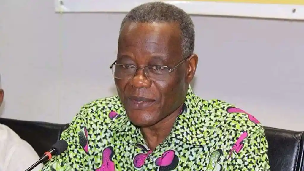 Image de Société. Le Bénin a fait un pas significatif en matière de réforme du système partisan avec l'institution du poste de chef de file de l'opposition (CFO). Cette réforme a été mise en œuvre pour promouvoir une démocratie plus inclusive, renforcer les mécanismes de dialogue politique et faciliter la collaboration entre le pouvoir en place et l'opposition. Paul Hounkpè, ancien ministre, a été désigné comme le premier CFO du pays. Cependant, son mandat a été marqué par des difficultés liées à un manque de moyens et d'un décret d'application adéquat. Dans l'émission "90 minutes pour convaincre" du dimanche 29 octobre 2023, le ministre Alain Adihou est revenu sur le mandat de Paul Hounkpè en tant que CFO. Il a évoqué les obstacles auxquels Paul Hounkpè a dû faire face, notamment le manque de ressources et l'absence d'un décret d'application complet pour définir les pouvoirs et les responsabilités du CFO. Malgré ces défis, Alain Adihou a salué les efforts de Paul Hounkpè pour assumer ses fonctions comme il le pouvait avec les moyens limités à sa disposition. Le principal problème soulevé est l'absence de décret d'application permettant au CFO d'exercer pleinement ses responsabilités. Bien qu'un décret de nomination ait été signé par le président de la République pour désigner Paul Hounkpè en tant que CFO, il n'y a pas eu de décret équivalent pour définir en détail le rôle du CFO et lui fournir les ressources nécessaires pour remplir ses fonctions. Alain Adihou a souligné que le CFO a tenté de remédier à cette situation en initiant des rencontres avec les autorités du pays, mais ces démarches n'ont pas abouti. Le manque de moyens a entravé la capacité du CFO à remplir son rôle de médiateur entre l'opposition et le pouvoir en place. Pour Alain Adihou, il est essentiel que le gouvernement prenne des mesures pour résoudre ces problèmes. Le poste de CFO a été créé dans le cadre d'une réforme du système partisan au Bénin visant à promouvoir une plus grande ouverture démocratique. Le CFO est censé faciliter le dialogue politique, renforcer la collaboration entre l'opposition et le gouvernement, et promouvoir la participation de toutes les parties prenantes dans le processus politique. Cependant, sans les moyens et le soutien nécessaires, le CFO ne peut pas pleinement remplir son mandat. La réforme du système partisan au Bénin est un processus en cours visant à améliorer la démocratie et la gouvernance. La création du poste de CFO est un pas dans la bonne direction, mais il est essentiel que les autorités gouvernementales prennent des mesures supplémentaires pour garantir que le CFO dispose des moyens et de l'autorité nécessaires pour remplir efficacement son rôle. Alain Adihou a soulevé des préoccupations légitimes concernant le fonctionnement du CFO, et il est important que ces préoccupations soient prises en compte. La réforme du système partisan au Bénin doit viser à créer un environnement politique plus ouvert, transparent et inclusif, où tous les acteurs politiques peuvent contribuer de manière significative au processus démocratique. La création du poste de CFO est un pas dans cette direction, mais il reste encore beaucoup de travail à faire pour garantir que cette réforme atteigne ses objectifs. En fin de compte, la question qui se pose est de savoir comment le Bénin peut renforcer davantage sa démocratie et son système partisan, en garantissant que tous les acteurs politiques puissent participer de manière équitable et que le dialogue politique soit encouragé. La situation du CFO est un exemple des défis auxquels le pays est confronté dans cette démarche. La question ouverte est de savoir quelles étapes supplémentaires le Bénin peut prendre pour surmonter ces défis et promouvoir une démocratie plus solide et inclusive.