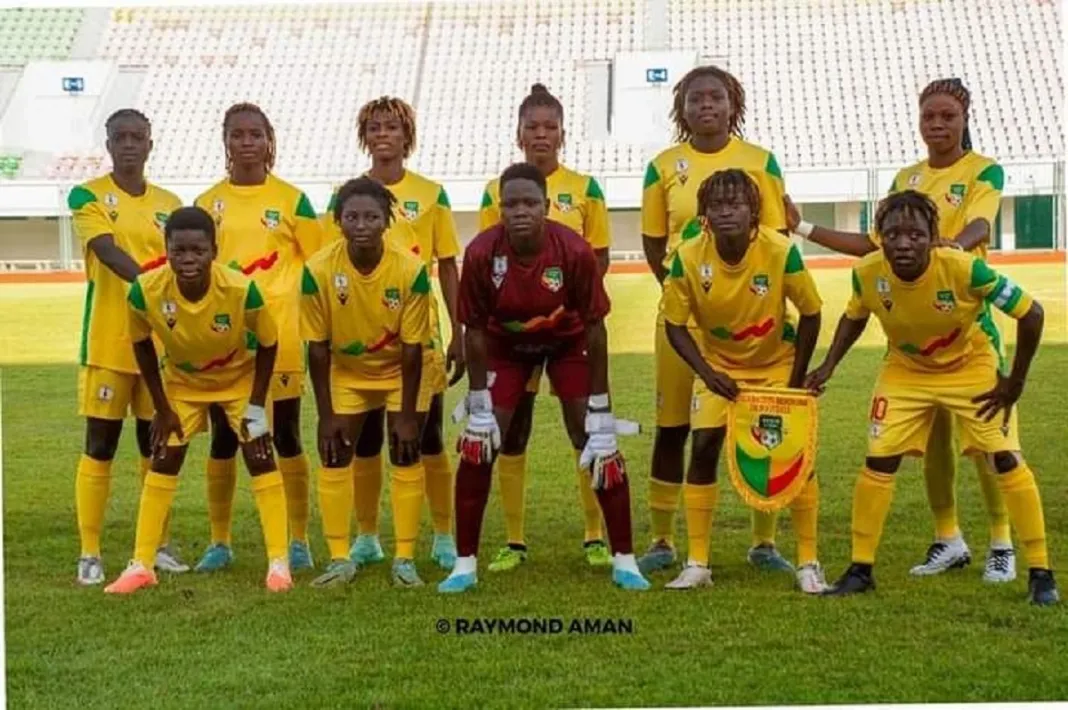 Image de Football. Le Bénin est éliminé des qualifications pour les Jeux Olympiques de Paris 2024 après une double défaite face au Ghana. L'équipe féminine de football, surnommée les Amazones, a subi une lourde défaite en aller et retour, mettant ainsi fin à ses espoirs de participer aux prochains Jeux Olympiques. La première défaite a eu lieu la semaine précédente à Cotonou, où les Béninoises ont été sèchement battues 3-0 par les Black Queens du Ghana. Ce résultat a placé le Bénin dans une position difficile, nécessitant une remontada spectaculaire lors du match retour à Accra pour espérer se qualifier. Les Amazones se sont montrées plus entreprenantes lors du match retour à Accra, dominant la première période de la rencontre. Elles ont créé plusieurs occasions franches, notamment au cours des 15 premières minutes du match. Cependant, ces opportunités n'ont pas été exploitées, et les Béninoises n'ont jamais réussi à marquer contre l'équipe ghanéenne. Au contraire, c'est l'attaquante ghanéenne Evelyn Badu qui a brisé les espoirs des Amazones en inscrivant un superbe but à la 65e minute du match. Peu de temps après, les Béninoises ont encaissé un but contre leur camp, scellant ainsi leur défaite 2-0. Le Ghana, en obtenant sa qualification pour le troisième tour des qualifications pour les Jeux olympiques de 2024 à Paris, affrontera la Zambie dans la prochaine étape. En revanche, le Bénin, après son élimination, devra attendre quatre ans pour avoir une nouvelle chance de se qualifier pour les Jeux Olympiques. Cette élimination est un coup dur pour l'équipe béninoise, qui avait de grands espoirs de se qualifier pour les Jeux Olympiques de Paris 2024. La défaite face au Ghana soulève des questions sur la préparation et la qualité du football féminin au Bénin. Les responsables du football devront analyser ce revers et travailler à l'amélioration de l'ensemble du programme pour les prochaines échéances internationales. Dans ce contexte, une question importante se pose : comment le football féminin au Bénin peut-il être développé et renforcé pour que l'équipe nationale puisse mieux se préparer aux futures qualifications olympiques ?