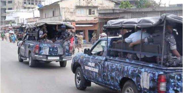 Image de Faits Divers. Le vendredi 27 octobre 2023, les autorités policières de Cotonou ont mené une opération de démantèlement dans le quartier Sainte Cécile, visant à éradiquer un ghetto qui était devenu un foyer d'activités illégales et potentiellement nuisibles pour la communauté locale. Cette action policière a conduit à l'arrestation de deux individus et à la saisie de plusieurs objets, y compris des substances illégales et des motocyclettes. L'opération a débuté en fin de journée, lorsque les forces de police ont ciblé un bâtiment spécifique dans le quartier Sainte Cécile. À l'intérieur de cet établissement, la police a découvert une quantité significative de boulettes de chanvre indien, un produit stupéfiant illégal au Bénin. Au total, soixante-quinze (75) boulettes de chanvre indien ont été saisies, mettant en évidence l'implication de ce lieu dans le trafic de drogue. Outre la drogue, les autorités ont également identifié d'autres activités illicites en cours dans le ghetto. Dix-neuf (19) motocyclettes ont été découvertes sur les lieux, suscitant des inquiétudes quant à leur origine et à leur utilisation prévue. Les motocyclettes sont souvent utilisées dans des activités criminelles, telles que le vol et le transport de produits illicites. L'opération de la police ne s'est pas limitée à la saisie de substances illégales et de biens potentiellement volés. Elle a également permis de mettre la main sur le présumé chef du réseau derrière ces activités. Ce chef présumé détenait un certain nombre d'objets d'origine douteuse, notamment une machine à sous, un ordinateur portable de marque Lenovo, des ustensiles de cuisine, ainsi qu'un passeport béninois. La présence d'une machine à sous soulève des préoccupations quant à la possibilité que le lieu servait de salle de jeux illégale. Suite à ces arrestations et aux saisies, les personnes interpellées devaient être déférées devant le Procureur de la République pour répondre de leurs actes présumés. Le Procureur de la République est l'autorité chargée de décider des poursuites judiciaires à engager contre les individus arrêtés. Il s'agit d'une étape clé dans le processus judiciaire qui déterminera la suite à donner à cette affaire et le sort des personnes impliquées. Le démantèlement de ce ghetto à Cotonou illustre les efforts continus des autorités pour lutter contre la criminalité et les activités illégales qui peuvent compromettre la sécurité et le bien-être de la population. Ces opérations visent à dissuader les individus de s'engager dans des activités illégales et à punir ceux qui enfreignent la loi. Il est essentiel de maintenir l'ordre public et d'assurer la sécurité des citoyens en identifiant et en réprimant les zones de délinquance. Cependant, ces actions soulèvent également des questions plus larges sur les facteurs sous-jacents qui contribuent à la création de ghettos et de zones de criminalité. Il est important de comprendre les causes profondes de ces problèmes et de mettre en œuvre des solutions à long terme pour empêcher la résurgence de telles activités illégales. Les autorités doivent également travailler en étroite collaboration avec les communautés locales pour résoudre ces problèmes de manière durable. En fin de compte, le démantèlement de ce ghetto est un exemple des efforts déployés pour maintenir la sécurité publique et promouvoir l'application de la loi. Cependant, il souligne également la nécessité de s'attaquer aux racines du problème de la criminalité et de trouver des solutions pour garantir que les communautés puissent vivre en toute sécurité et prospérité. Cela soulève la question de savoir comment la société peut mieux prévenir la délinquance et favoriser un environnement sain et positif pour tous ses membres.