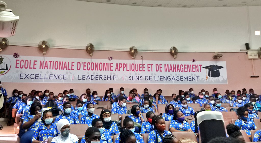 Image de Faits Divers. L'histoire de ces deux étudiants de l'École Nationale d'Économie Appliquée et de Management (ENEAM) au Bénin, tombant dans le piège de présumés escrocs, met en lumière une triste réalité qui touche de nombreux jeunes à travers le monde. À la recherche d'une réussite facile, ils se retrouvent souvent victimes d'arnaques et d'escroqueries qui laissent des séquelles durables. L'ENEAM est l'une des principales écoles supérieures du Bénin, offrant une formation en économie et en gestion. Pour de nombreux étudiants, réussir dans ce milieu est essentiel pour leur avenir professionnel et leur statut social. Cependant, la pression de la réussite peut parfois conduire à des décisions regrettables. Dans cette affaire, deux étudiants redoublants, probablement confrontés à la perspective d'un nouvel échec académique, ont cherché une solution rapide pour obtenir de meilleurs résultats. Ils se sont tournés vers deux individus qui prétendaient pouvoir faciliter leur réussite aux examens de l'ENEAM en échange d'une somme d'argent. Le scénario est malheureusement courant, où des escrocs exploitent les inquiétudes et les vulnérabilités des jeunes désireux de réussir. Ces présumés escrocs ont fait miroiter aux étudiants une opportunité de succès facile en échange d'une somme d'argent. Les jeunes, poussés par le désir de réussir et la pression de la compétition académique, ont accepté l'offre. L'un des aspects les plus tragiques de cette situation est que ces jeunes cherchaient probablement sincèrement à améliorer leur avenir et à obtenir les qualifications nécessaires pour une carrière réussie. Cependant, leur quête de succès rapide les a menés à faire des choix douteux, avec des conséquences potentiellement dévastatrices. Le déni d'un des mis en cause lors du procès est courant dans de telles affaires, car les escrocs cherchent souvent à échapper aux poursuites en niant toute implication. Son complice, en revanche, a reconnu les faits, peut-être poussé par le remords ou la crainte des conséquences légales. L'affaire est maintenant en cours d'examen par le Tribunal de Cotonou, où la justice déterminera la culpabilité des prévenus et prononcera d'éventuelles sanctions. Cependant, l'impact de cette affaire va au-delà des poursuites légales. Elle soulève des questions plus profondes sur la pression exercée sur les jeunes pour réussir, les conséquences des choix impulsifs, et la vulnérabilité des étudiants face à des escrocs opportunistes. Cela soulève également des préoccupations quant aux efforts déployés pour aider les étudiants à faire face à la pression académique et à leur donner les moyens de réussir légitimement. Les institutions éducatives et les autorités devraient s'efforcer de fournir un soutien adéquat aux étudiants en difficulté et de promouvoir un environnement académique sain et équitable. L'histoire de ces deux étudiants souligne la nécessité d'éduquer les jeunes sur les risques liés à la recherche de succès rapide et à la confiance aveugle en des inconnus qui promettent des solutions miracles. La meilleure façon d'éviter de tels pièges est d'encourager la persévérance, l'honnêteté et le travail acharné pour atteindre ses objectifs, plutôt que de chercher des raccourcis qui, trop souvent, se révèlent être des mirages. Alors que le dossier est renvoyé au 8 novembre 2023 pour la suite du procès, la question demeure : comment peut-on mieux préparer et soutenir les jeunes dans leur quête de réussite, tout en les protégeant contre les pièges potentiels de la recherche de succès facile ? La réponse réside peut-être dans une éducation approfondie, une sensibilisation accrue aux risques, et un engagement collectif pour créer un environnement où la réussite est le résultat du mérite et du dévouement, plutôt que de la chance ou de l'escroquerie.