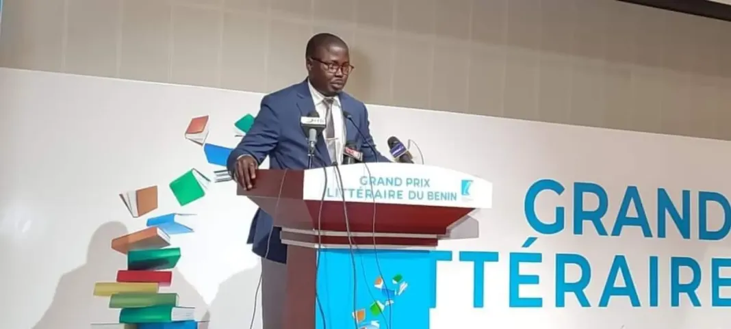 Image de Littérature. Le monde de la littérature au Bénin s'est réuni lors de l'édition 2023 du Grand Prix Littéraire du Bénin, qui a vu Teddy Gandigbé, journaliste culturel au quotidien Matin Libre, remporter le prestigieux prix du meilleur journaliste chroniqueur littéraire. La cérémonie de remise des prix s'est déroulée au Palais des congrès à Cotonou le vendredi 3 novembre 2023 et a été marquée par la célébration du talent littéraire et journalistique exceptionnel de Teddy Gandigbé. Teddy Gandigbé est un nom bien connu dans le paysage journalistique culturel béninois. Son amour pour la littérature, sa plume acérée et son dévouement inlassable à sa profession en font un acteur clé de la scène littéraire du pays. La remise du prix du meilleur journaliste chroniqueur littéraire est le résultat d'années de travail acharné, de passion et d'engagement envers la promotion de la littérature au Bénin. La compétition pour le prix du meilleur journaliste chroniqueur littéraire a été féroce, avec de nombreux journalistes talentueux et passionnés en lice. Cependant, Teddy Gandigbé s'est distingué par son expertise et sa capacité à analyser et critiquer les œuvres littéraires avec finesse. Ses chroniques littéraires ont été saluées pour leur profondeur et leur perspicacité, témoignant de sa compréhension approfondie de la littérature béninoise et mondiale. La reconnaissance de Teddy Gandigbé en tant que meilleur journaliste chroniqueur littéraire a été marquée par la remise d'un trophée symbolisant le prix, ainsi que d'une récompense financière de 1.000.000 FCFA. Cette distinction est un hommage bien mérité à son travail acharné et à son engagement envers la promotion de la littérature. Interrogé sur sa victoire, Teddy Gandigbé a réagi avec humilité, déclarant : "On ne perd rien en essayant." Cette phrase simple reflète sa persévérance et sa passion pour son métier. Elle témoigne de son dévouement envers l'exploration de la littérature, de sa volonté de partager ses découvertes avec le public et de son engagement envers l'amélioration constante de son travail. Il est important de noter que Teddy Gandigbé était déjà un finaliste du prix du journaliste chroniqueur littéraire lors de l'édition précédente du Grand Prix Littéraire du Bénin en 2022. Sa victoire cette année est une consécration de sa persévérance et de son engagement envers l'excellence dans le journalisme littéraire. Elle montre également la progression constante de son travail et son rôle de plus en plus important au sein de la communauté littéraire du Bénin. Le Grand Prix Littéraire du Bénin revêt une importance significative pour la scène littéraire du pays. Il sert de plate-forme pour célébrer et reconnaître les talents littéraires, journalistiques et créatifs qui contribuent au rayonnement de la littérature au Bénin. L'événement permet de mettre en lumière le travail des écrivains, des journalistes culturels et de tous ceux qui participent à la création et à la promotion de la littérature béninoise. En fin de compte, la victoire de Teddy Gandigbé au Grand Prix Littéraire du Bénin 2023 est une source d'inspiration pour les jeunes journalistes, écrivains et passionnés de littérature au Bénin. Elle témoigne de l'importance de la persévérance, de l'engagement envers son métier et de la passion pour la littérature. La question qui se pose est la suivante : comment les talents littéraires du Bénin peuvent-ils être encouragés et soutenus pour continuer à enrichir la scène littéraire nationale et internationale ?