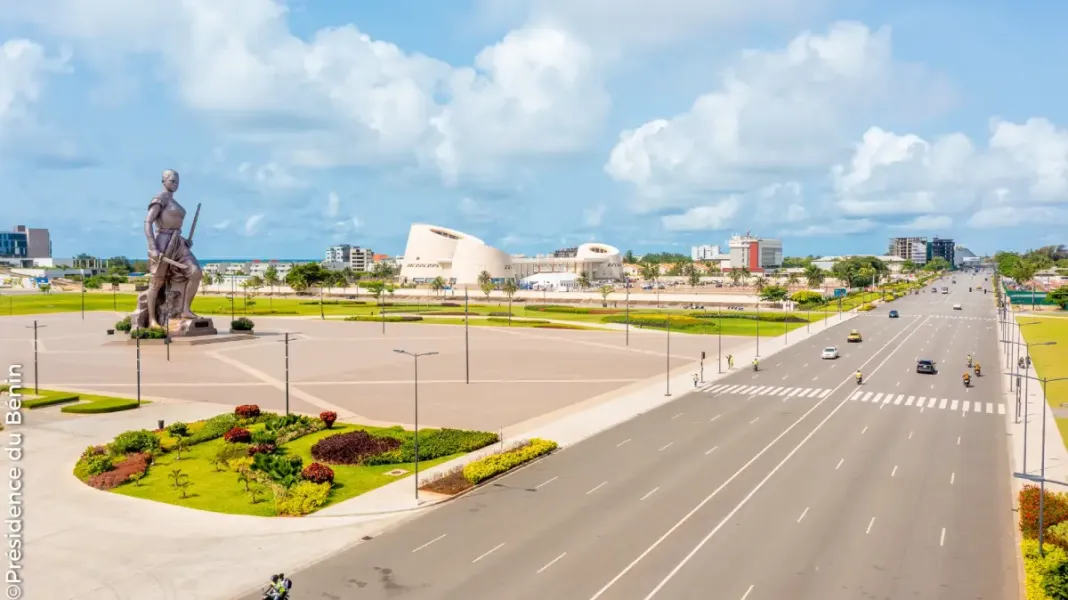 Image de Culture. L'esplanade de l'Amazone, un lieu emblématique au Bénin, est en passe de devenir un espace mieux organisé grâce à une nouvelle réglementation émise par le ministère du Tourisme, de la Culture et des Arts. Le 6 novembre 2023, le Secrétaire général du ministère a annoncé la mise en place d'un système de demande d'autorisation en ligne pour occuper cet espace lors d'événements à caractère culturel, artistique, sportif, ou tout événement assimilé. Cette mesure vise à éviter une occupation anarchique de l'esplanade et à garantir la sécurité, la santé, et la bonne gestion de cet espace précieux. L'esplanade de l'Amazone, située au Bénin, est un lieu significatif qui a vu de nombreux événements culturels, artistiques et sportifs se dérouler au fil des années. Cependant, en l'absence d'une réglementation structurée, l'occupation de cet espace s'est souvent faite de manière anarchique, ce qui a entraîné des problèmes de sécurité et d'organisation. Afin de remédier à cette situation, le ministère du Tourisme, de la Culture et des Arts a mis en place un nouveau système de demande d'autorisation en ligne pour occuper l'esplanade de l'Amazone. Cette démarche est désormais obligatoire pour toute personne ou organisation désireuse d'organiser un événement sur cet espace. Le processus de demande d'autorisation se fait en ligne via un formulaire disponible sur la plateforme . Les demandeurs doivent remplir ce formulaire en fournissant les informations requises et joindre les pièces justificatives nécessaires. Les pièces à fournir comprennent une attestation de dispositions de sécurité, une attestation de dispositions de secours, une attestation de dispositions de santé, une copie de la pièce d'identité du demandeur, et une assurance couvrant l'événement. En outre, des pièces complémentaires sont nécessaires pour les événements à caractère culturel. Les demandeurs doivent fournir une photocopie de la carte du promoteur culturel ou du Journal officiel de l'Association culturelle, le quitus du BUBEDRA, et une autorisation de la Direction Nationale de la Culture (anciennement DAL). Cette nouvelle réglementation vise à favoriser une occupation judicieuse de l'esplanade de l'Amazone, permettant ainsi une meilleure organisation et une meilleure gestion de cet espace précieux. Les autorités cherchent à garantir la sécurité des participants, à assurer les mesures de secours nécessaires en cas de besoin, et à promouvoir la santé des personnes présentes lors des événements. De plus, cette mesure vise à maintenir et à développer l'animation et l'attractivité de l'esplanade de l'Amazone, tout en garantissant la satisfaction de tous les acteurs impliqués. Les événements culturels, artistiques, sportifs, et les événements similaires ont une grande importance dans la vie d'une nation. Ils permettent de célébrer la créativité, la diversité culturelle, et l'excellence dans de nombreux domaines. Les espaces comme l'esplanade de l'Amazone jouent un rôle crucial dans la tenue de ces événements, en offrant un lieu central où les gens peuvent se rassembler pour partager des expériences mémorables. Cependant, pour que ces événements se déroulent de manière efficace et sécurisée, une réglementation adéquate est essentielle. La nouvelle initiative du ministère du Tourisme, de la Culture et des Arts vise à combler ce manque de réglementation, en mettant en place un processus de demande d'autorisation en ligne. Cette réglementation devrait contribuer à résoudre les problèmes liés à l'occupation anarchique de l'esplanade de l'Amazone et à améliorer l'organisation des événements qui s'y déroulent. Il est important de noter que de nombreuses questions se posent autour de cette nouvelle réglementation. Par exemple, comment le ministère du Tourisme, de la Culture et des Arts prévoit-il de gérer les demandes d'autorisation et de garantir que les événements se déroulent conformément aux normes de sécurité et de santé ? Quelles mesures seront mises en place pour s'assurer que cette nouvelle réglementation est respectée par tous les acteurs impliqués dans l'organisation d'événements sur l'esplanade de l'Amazone ? De plus, il convient de se demander comment cette réglementation affectera la fréquence et la diversité des événements culturels, artistiques et sportifs organisés sur l'esplanade. Les demandes d'autorisation pourraient-elles entraîner des délais ou des complications qui dissuaderaient les organisateurs d'événements ? Ou au contraire, cette réglementation pourrait-elle encourager une meilleure planification et une plus grande variété d'événements sur cet espace ? En fin de compte, la nouvelle réglementation pour l'occupation de l'esplanade de l'Amazone suscite de nombreuses questions sur la manière dont elle affectera la vie culturelle et artistique du Bénin. Il sera intéressant de suivre l'application de cette réglementation et son impact sur les événements à venir, ainsi que les ajustements potentiels qui pourraient être apportés pour garantir une utilisation efficace et équitable de cet espace précieux.