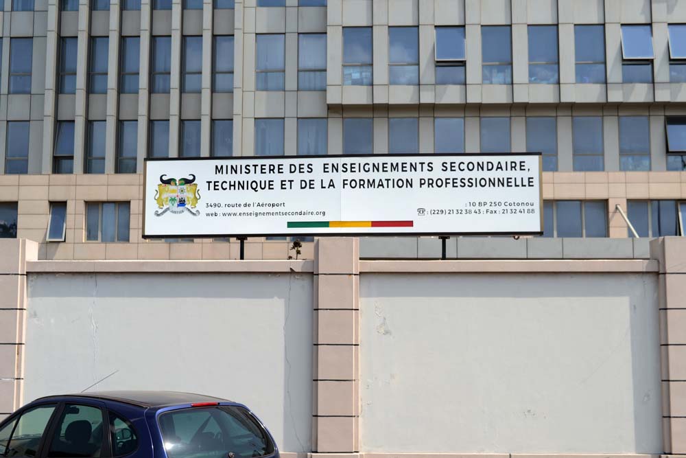 Image de Société. La tension monte entre les Conseillers Pédagogiques (CP) de l'enseignement secondaire au Bénin et le ministère de tutelle. Les CP menacent de boycotter l'Animation pédagogique de zone prévue à partir du mercredi 8 novembre 2023 dans tout le pays, ce qui pourrait perturber le fonctionnement de l'éducation secondaire. Cette décision a été prise par le syndicat national des conseillers pédagogiques de l'enseignement du second degré (SYNACOPESD), qui a officiellement informé le ministère de son intention à travers un courrier du secrétaire général du syndicat, Joseph Bara. Les conseillers pédagogiques expriment leur mécontentement à l'égard de leurs conditions de travail, qui se sont détériorées depuis leur transition du corps des Professeurs Certifiés au rôle de Conseillers Pédagogiques. Parmi leurs principales préoccupations figurent les retards dans la mise en œuvre de certaines réglementations, notamment le décret n°2015-592 du 21 novembre 2015 portant statuts particuliers des corps des personnels enseignants de l'enseignement du second degré. Cette situation a conduit à des frustrations croissantes parmi les CP, qui estiment que leurs préoccupations sont restées sans réponse de la part du ministère de l'Éducation. Dans le courrier adressé à l'autorité de tutelle, les Conseillers Pédagogiques ont comparé la situation du sous-secteur à une maladie similaire à l'hypertension, qui peut affecter chaque organe du corps et le détruire irrémédiablement, même en l'absence de signes extérieurs visibles. Cette métaphore souligne la gravité de la situation telle que perçue par les CP, qui estiment que leur sous-secteur est en proie à des problèmes systémiques profonds. En plus des problèmes liés à la mise en œuvre des statuts particuliers des CP, d'autres revendications non satisfaites sont également mises en avant. Les CP considèrent que leurs conditions de travail, leurs rémunérations et leurs perspectives de carrière ne sont pas adéquates, ce qui entrave leur capacité à fournir une éducation de qualité. Face à cette situation, ils ont pris la décision de boycotter l'Animation pédagogique de zone prévue pour novembre 2023. Ce boycott pourrait avoir un impact sur le fonctionnement de l'éducation secondaire au Bénin, car ces activités sont essentielles pour le perfectionnement des enseignants et l'amélioration de la qualité de l'enseignement. Les enseignants jouent un rôle crucial dans la société en formant la prochaine génération. Les problèmes rencontrés par les Conseillers Pédagogiques au Bénin soulèvent des questions sur la qualité de l'éducation dans le pays et sur la manière dont les enseignants sont traités et soutenus dans l'exercice de leurs fonctions. Comment le ministère de l'Éducation prévoit-il de répondre à ces préoccupations et de résoudre les problèmes soulevés par les CP ? Quelles sont les implications à long terme de cette crise pour le système éducatif béninois ? Ces questions restent à examiner à mesure que cette situation évolue.