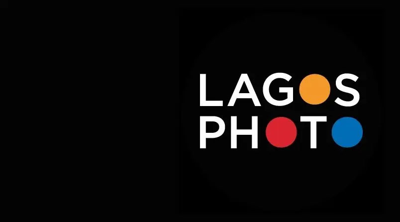 Image de Art. Le « Lagos photo festival » est un événement culturel majeur en Afrique de l'Ouest, qui célèbre l'art de la photographie. La 14ème édition de ce festival a pris une dimension particulière cette année en étant délocalisée au Bénin, précisément à Ouidah. La présence du président de la République béninoise, Patrice Talon, lors de l'inauguration témoigne de l'importance de cet événement pour la culture et les arts visuels au Bénin et dans la région. Le festival est organisé par la Fondation des artistes africains (AAF) et se concentre sur la photographie d'art en tant moyen d'expression pour accroître la conscience sociétale. Lancé en octobre 2010, il est devenu le premier festival international de photographie d'art au Nigeria et a gagné en renommée au fil des années. Le fondateur et directeur du festival, Azu Nwagbogu, joue un rôle essentiel dans la promotion de la photographie en tant forme d'art et en tant qu'outil pour explorer les enjeux sociaux et culturels de l'Afrique. La délocalisation de cet événement au Bénin est un signe positif de la coopération culturelle entre les pays d'Afrique de l'Ouest. Elle offre une opportunité aux artistes locaux et internationaux de présenter leur travail au public béninois et de favoriser les échanges culturels dans la région. C'est également une occasion pour le Bénin de renforcer sa position en tant que hub culturel régional. La visite du président Patrice Talon au musée de la Fondation Zinsou et sa rencontre avec les artistes participants démontrent son engagement envers les arts visuels et son soutien aux initiatives culturelles. Cette implication du chef de l'État dans la scène artistique contribue à la reconnaissance de la culture comme un vecteur clé du développement social et économique. L'importance de la photographie d'art ne peut être sous-estimée, car elle offre un moyen puissant d'exprimer des idées, de raconter des histoires, de documenter des événements et de sensibiliser le public aux enjeux contemporains. La photographie a toujours été un moyen d'explorer les réalités sociales, politiques et culturelles, et le « Lagos photo festival » offre une plateforme essentielle pour les photographes émergents et établis de la région. Au-delà de la dimension culturelle, cet événement contribue également au rayonnement de la région. La présence de nombreux artistes, de visiteurs locaux et internationaux ainsi que de personnalités de renom témoigne du potentiel du Bénin et de l'Afrique de l'Ouest en tant que destinations culturelles. Il attire également l'attention sur les artistes et les créateurs locaux, renforçant ainsi la visibilité de la scène artistique africaine sur la scène internationale. Cependant, pour que la culture puisse véritablement contribuer au développement de la région, il est essentiel de garantir un soutien continu aux artistes et aux institutions culturelles. Les gouvernements et les organisations de la société civile doivent travailler ensemble pour créer un environnement propice à la création artistique, à l'accès à la culture et à l'éducation artistique. En fin de compte, le succès de la 14ème édition du « Lagos photo festival » à Ouidah et le soutien du président Patrice Talon aux arts visuels posent la question suivante : comment les pays d'Afrique de l'Ouest peuvent-ils collaborer davantage pour promouvoir la culture et les arts en tant que moteurs du développement économique et social de la région ?