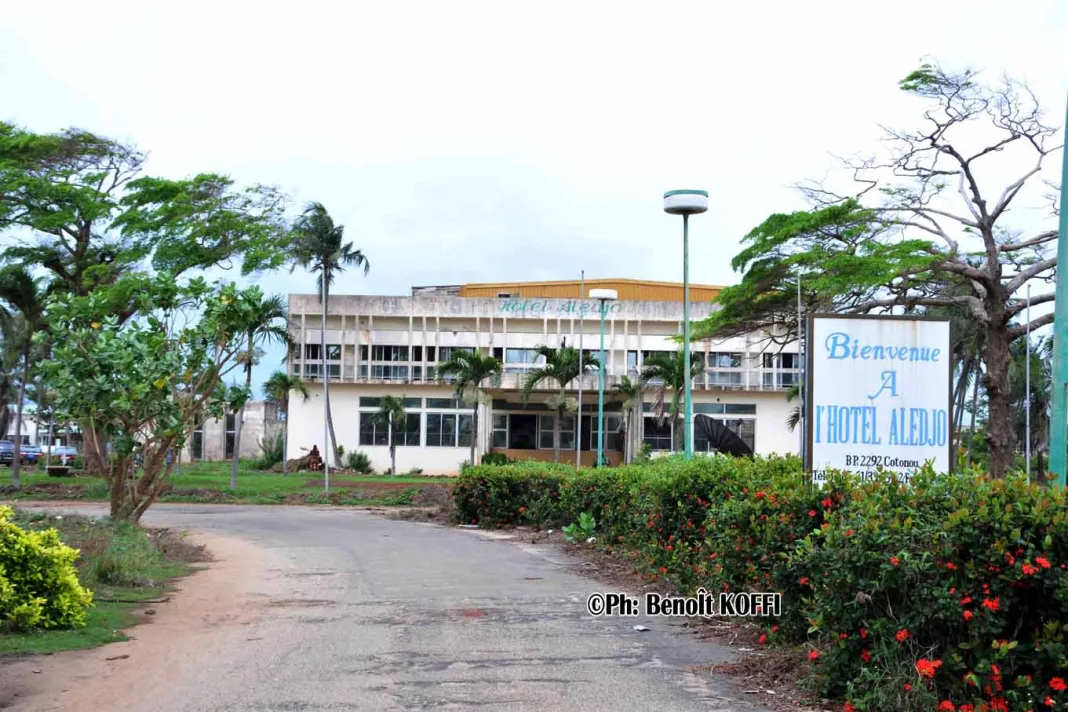 Image de Société. L'hôtel PLM Alédjo, témoin de l'histoire béninoise avec l'organisation de la conférence des forces vives de la nation en février 1990, sera bientôt remplacé par un projet ambitieux. Abandonné à la ruine, ce lieu chargé de souvenirs va céder la place à un complexe hôtelier moderne, inscrit dans le projet global de renforcement de l'offre de réceptifs hôteliers au Bénin. L'annonce de cette transformation a été faite lors du conseil des ministres du mercredi 8 novembre 2023. Le président Patrice Talon, manifestant sa vision pour la valorisation de la zone PLM Alédjo, a insisté sur la construction d'un grand complexe hôtelier baptisé "All Inclusive". Ce projet ambitieux vise à capitaliser sur les investissements déjà réalisés par le gouvernement à travers divers projets, mettant en avant la volonté de dynamiser le secteur touristique du pays. Le choix de l'emplacement n'est pas anodin. En effet, le nouveau complexe sera érigé sur l'emprise des anciens hôtels PLM Alédjo et EL Dorado, occupant un vaste site d'environ 27 hectares. Cette décision stratégique s'inscrit dans la logique de créer un espace de qualité, offrant des équipements de haut standing conformes aux normes et convenances internationales. La réalisation de ce projet s'effectuera en partenariat avec le groupe Rotana, un acteur majeur dans le secteur hôtelier. L'autorisation de formaliser l'accord avec ce groupe a été donnée lors du conseil des ministres, avec une instruction précise d'assurer un suivi rigoureux pour garantir une exécution dans les délais contractuels. Cette collaboration avec un groupe renommé témoigne de l'engagement du gouvernement à faire du nouveau complexe hôtelier un site de référence. Outre sa dimension économique, le projet "All Inclusive" souligne également l'importance de préserver et valoriser le patrimoine historique du Bénin. En transformant un site historique en un espace moderne et attractif, le gouvernement cherche à offrir une nouvelle dynamique au secteur touristique tout en honorant le passé de la nation. Quelles sont vos réflexions sur cette initiative de transformation de l'hôtel PLM Alédjo en un complexe hôtelier moderne "All Inclusive"? Comment pensez-vous que cela influencera le secteur touristique au Bénin et la perception internationale du pays en tant que destination de voyage?