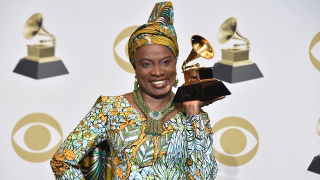 Image de Musique/Radio. Angélique Kidjo, la diva béninoise aux cinq Grammy Awards, célèbre une carrière musicale remarquable qui s'étend sur quatre décennies. Avec seize albums à son actif, elle s'est érigée en tant que l'une des plus grandes artistes de la scène musicale internationale. La célébration de ses 40 ans de carrière prend la forme d'une tournée mondiale qui débutera en novembre, promettant des moments inoubliables pour les fans du monde entier. La tournée débutera le 17 novembre au Royal Albert Hall de Londres, au Royaume-Uni. Ce concert inaugural sera un événement exceptionnel, réunissant Angélique Kidjo avec des invités spéciaux de renom tels que Stonebwoy, Laura Mvula, Ibrahim Maalouf, et Youssou Ndour. Ces collaborations soulignent la portée mondiale et l'influence diversifiée de l'artiste, qui a su traverser les frontières musicales avec succès. Le voyage musical de Kidjo, influencé par une variété de genres, reflète son éclectisme et sa volonté constante d'explorer de nouvelles sonorités. Des influences de la pop africaine aux nuances des Antilles, du Zoul au jazz, du gospel aux différents styles de musique latine, chaque note qu'elle produit est le fruit d'une quête incessante de diversité musicale. Cette approche audacieuse et expérimentale a contribué à la singularité de son œuvre et à son impact dans le paysage musical mondial. Outre ses exploits artistiques, Angélique Kidjo est également reconnue en tant qu'ambassadrice de l'Unicef. Son engagement envers les causes humanitaires témoigne de sa volonté de mettre sa renommée au service du bien-être des enfants du monde entier. Cette dimension philanthropique ajoute une profondeur supplémentaire à la personnalité de l'artiste, qui ne se contente pas seulement de charmer les foules par sa voix enchanteresse, mais qui utilise également sa notoriété pour faire une différence positive dans le monde. Le calendrier de la tournée révèle une série de performances qui s'étend jusqu'en 2024, avec des arrêts prévus dans plusieurs pays. L'Europe sera le premier théâtre de cette célébration, avec des concerts à Athènes (Grèce), Berlin (Allemagne), Monaco, Paris, Luxembourg, et Bruxelles en décembre. La renommée mondiale d'Angélique Kidjo transcende les frontières, et cette tournée sera l'occasion pour ses admirateurs de tous horizons de vivre l'émotion et l'énergie de sa musique en direct. Quelles sont vos attentes pour cette tournée mondiale d'Angélique Kidjo? Comment sa carrière a-t-elle influencé votre appréciation de la musique internationale, et quel impact pensez-vous qu'elle a eu sur la scène musicale mondiale au fil des ans?