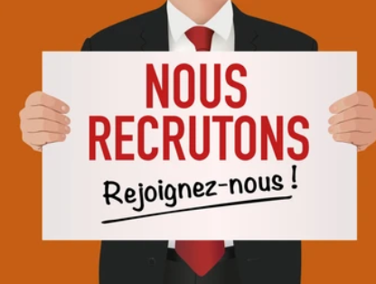 Image de Carrière. L'emploi au Bénin est une question cruciale qui touche de nombreux aspects de la vie sociale et économique du pays. Les défis auxquels sont confrontés les chercheurs d'emploi, en particulier ceux avec un bas niveau d'instruction, sont multiples, mais des opportunités émergent également. Dans cet article, nous explorerons les diverses facettes du marché de l'emploi au Bénin, en nous concentrant sur les démarches pour trouver un emploi, la réalité de l'emploi dans les petites et moyennes entreprises (PME), les stratégies pour conserver un emploi, les obstacles auxquels sont confrontées les personnes handicapées, et les aptitudes nécessaires pour accroître son employabilité. 1. Trouver un emploi au Bénin : Démarches et Réalités 1.1. Pour les Individus avec un Bas Niveau d'Instruction La recherche d'emploi avec un bas niveau d'instruction peut être un défi, mais des opportunités existent. Les postes dans le secteur du personnel de maison, tels que l'entretien, la sécurité, et la liaison, sont souvent accessibles sans exigence particulière de qualification. Les ONG jouent un rôle crucial en facilitant le recrutement entre les employeurs et les travailleurs peu qualifiés. Toutefois, la tendance à demander des compétences linguistiques ou un niveau minimal de CEP reflète une évolution dans les attentes du marché. 1.2. Démarches pour Trouver un Emploi Trouver un emploi au Bénin nécessite une approche proactive. Candidater aux concours de la fonction publique, prospecter les entreprises, s'informer sur les attentes des employeurs, déposer régulièrement des demandes d'emploi, utiliser activement le réseau de contacts, lire la presse quotidienne pour les annonces d'emploi, et recourir aux services de structures d'intermédiation telles que l'ANPE sont des étapes cruciales. 2. Emploi dans les PME : Challenges et Opportunités Les petites et moyennes entreprises (PME) jouent un rôle essentiel dans l'économie béninoise. Pour trouver un emploi dans une PME, une mise à l'essai, sous forme de stages professionnels ou académiques, peut être nécessaire. Les opportunités peuvent également découler de recommandations personnelles. Explorer les défis et les avantages de travailler dans une PME offre une perspective complète sur cette réalité du marché de l'emploi. 3. Stratégies pour Conserver un Emploi Conserver un emploi au Bénin requiert certaines aptitudes et qualités. Le dynamisme, le travail acharné, l'honnêteté, l'endurance, la loyauté, le respect de la hiérarchie, et la capacité à innover sont des traits appréciés par les employeurs. Comprendre ces critères est essentiel pour ceux qui cherchent à maintenir leur emploi dans un marché dynamique. 4. Emploi pour les Personnes Handicapées Les personnes handicapées peuvent faire face à des défis particuliers sur le marché de l'emploi. Bien que les conditions soient souvent les mêmes, la concurrence accrue avec les individus valides peut créer des obstacles. Cependant, explorer des opportunités dans le secteur informel ou l'auto-emploi peut offrir des alternatives. Comprendre la réalité des personnes handicapées sur le marché du travail permet de sensibiliser et de promouvoir une inclusion plus grande. 5. Accroître son Employabilité : Stratégies et Perspectives Accroître son employabilité au Bénin nécessite une approche proactive. Suivre des formations continues, diversifier ses expériences, et rester à jour avec les compétences demandées sur le marché sont des stratégies essentielles. Cette section explorera les différentes avenues pour renforcer sa compétitivité sur le marché de l'emploi. Vers une Inclusion Sociale et Économique En concluant, il est crucial de considérer l'emploi au Bénin comme un moteur essentiel de l'inclusion sociale et économique. Les défis sont réels, mais les opportunités et les perspectives émergent également. Comment le pays peut-il créer un environnement propice à une inclusion plus large sur le marché de l'emploi ? Quelles politiques et initiatives peuvent être mises en place pour promouvoir une croissance inclusive et durable ? Ces questions ouvrent la voie à des discussions significatives sur le futur du travail au Bénin.