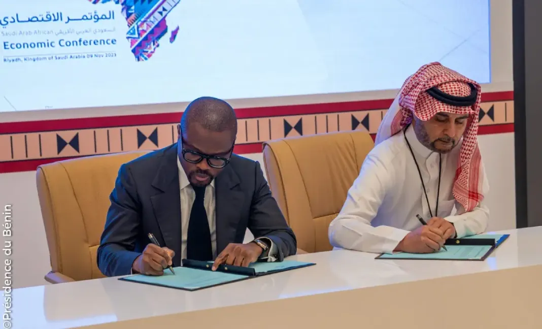 Image de Société. La signature de deux accords de prêt entre le Bénin et les fonds OPEP et Saoudien pour le Développement, le 9 novembre 2023, marque un pas significatif vers le renforcement du secteur éducatif dans le pays. Ces accords, d'un montant total dépassant les 36 milliards de francs CFA, visent à financer la construction de lycées techniques et professionnels modernes à Djougou et Ouidah, ainsi que la création d'une École Normale Supérieure pour la formation des instituteurs à Parakou et d'un Lycée Scientifique à Porto-Novo. L'initiative s'inscrit dans la vision stratégique du gouvernement béninois visant à réorienter l'enseignement général vers l'Enseignement et la Formation Technique et Professionnelle (EFTP), avec l'objectif ambitieux d'atteindre une orientation de 70% des apprenants vers ce sous-secteur. La construction de ces établissements éducatifs modernes représente un investissement essentiel pour répondre aux besoins croissants d'une éducation de qualité et adaptée aux exigences du marché du travail. Le choix de Djougou et Ouidah pour l'établissement de lycées techniques et professionnels souligne l'engagement du gouvernement à assurer une répartition équitable des infrastructures éducatives sur le territoire national. Ces nouvelles institutions joueront un rôle crucial dans la préparation des étudiants à des carrières techniques et professionnelles, contribuant ainsi au développement socio-économique des régions concernées. La création d'une École Normale Supérieure à Parakou répond à la nécessité de renforcer la formation des enseignants, un maillon essentiel du système éducatif. L'objectif est de garantir une éducation de qualité dès le niveau primaire en formant des instituteurs compétents et bien préparés pour relever les défis éducatifs actuels. Le projet d'établissement d'un Lycée Scientifique à Porto-Novo témoigne de la volonté du gouvernement béninois de promouvoir l'excellence dans l'éducation scientifique. En fournissant un environnement d'apprentissage propice aux sciences, le lycée vise à encourager les étudiants à développer des compétences et des intérêts dans des domaines scientifiques, technologiques, et mathématiques, contribuant ainsi à la formation de la future génération de scientifiques et d'innovateurs. Ces investissements massifs dans l'éducation soulignent l'engagement du Bénin à créer une base solide pour l'avenir de sa jeunesse. En favorisant l'accès à une éducation de qualité et en alignant les programmes sur les besoins du marché du travail, le gouvernement vise à préparer les étudiants à relever les défis du monde moderne. Ces projets représentent également une étape significative vers la réalisation des objectifs de développement durable, en particulier celui de garantir une éducation inclusive, équitable et de qualité pour tous. En conclusion, l'annonce de ces accords de prêt marque une avancée majeure dans les efforts du Bénin pour renforcer son secteur éducatif et créer les conditions propices au développement durable. La construction de lycées techniques, d'une École Normale Supérieure et d'un Lycée Scientifique témoigne de la vision audacieuse du gouvernement en matière d'éducation. Reste à voir comment ces initiatives contribueront à façonner l'avenir éducatif du Bénin et à préparer sa jeunesse aux opportunités et aux défis du XXIe siècle. Comment envisagez-vous l'impact de ces nouveaux établissements sur l'éducation et le développement du pays ?