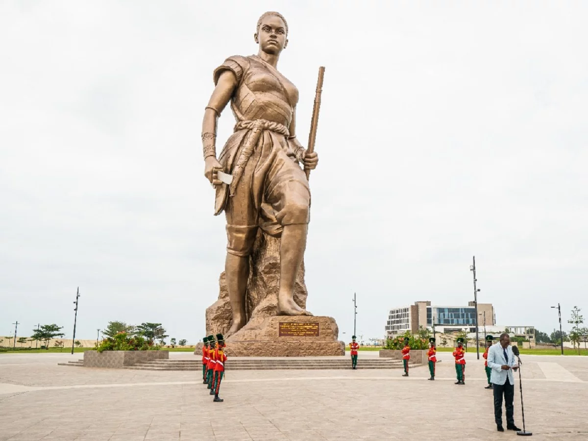 Image de Voyages. Que vous soyez seul, entre amis ou en famille, une visite au Bénin laissera certainement dans vos souvenirs un panorama des preuves de la beauté culturelle et naturelle de l’Afrique. La République du Bénin, anciennement connue sous le nom de Dahomey, est un petit pays de l’Afrique de l’Ouest qui a longtemps été l’une des plaques tournantes de la traite négrière. Malgré cette sombre histoire, le Bénin détient une infinité de trésors et d’histoires qui méritent d’être explorés, faisant de lui l'une des destinations les plus accueillantes du continent africain. Le Bénin est bien plus qu'une simple carte postale de l'Afrique de l'Ouest, c'est une immersion dans une culture riche, où les habitants sont enclins à partager leur histoire, leurs arts de vivre et leurs croyances. C'est un pays qui a beaucoup à offrir au monde en matière d’histoire africaine et de culture. Le Vodoun : Une Plongée dans la Spiritualité Béninoise Une des expériences incontournables lors d'une visite au Bénin est la découverte du Vodoun, une religion traditionnelle qui résulte de la fusion de plusieurs cultes traditionnels, tels que les cultes des dieux Yorubas, les divinités Fon et Ewé. Le Bénin est le berceau de cette religion, et les villes de Kétou, Abomey, Ouidah et Porto-Novo en sont les sanctuaires. Le voyageur curieux peut assister à des cérémonies fascinantes telles que le Guèlèdè, le Zangbéto, le Fâ, qui dévoilent l'essence même de cette spiritualité. Les Vodun Days, un festival annuel, offrent une immersion encore plus profonde dans cette tradition, avec des cérémonies, des danses et des rituels qui captivent les visiteurs. C'est une fenêtre ouverte sur une spiritualité africaine authentique qui imprègne tous les aspects de la vie quotidienne. Un Témoignage Vivant de l'Histoire de la Traite Négrière Le Bénin raconte également l'histoire poignante de la traite négrière. La ville côtière de Ouidah, au cœur du pays, est un lieu de mémoire incontournable. Elle était un site de capture des esclaves et le point de départ de leur tragique voyage vers les bateaux négriers. Aujourd'hui, des lieux et des sites historiques tels que la Porte du Non-Retour témoignent de ces événements tragiques, invitant les visiteurs à réfléchir sur le passé douloureux de l'Afrique et à honorer la mémoire des victimes. Une visite à Ouidah permet de se connecter émotionnellement avec l'histoire de la traite négrière, offrant une perspective unique sur la résilience du peuple béninois face à des moments sombres de son passé. La Diversité Étonnante des Paysages Béninois Bien que le tourisme au Bénin soit souvent associé à sa riche culture et à son histoire, les atouts touristiques du pays vont bien au-delà. Les amateurs de paysages variés seront comblés par les nombreuses surprises que réserve le Bénin. Du département des Collines avec ses collines atypiques au département de l'Atakora avec ses belles montagnes arides, en passant par le parc de la Pendjari offrant un safari magique, les paysages béninois sont d'une diversité étonnante. Les maisons sur pilotis de Ganvié, construites au milieu des lagunes, les forêts sacrées et les savanes arborées, ainsi que la rivière noire d'Adjarra, sont autant de trésors naturels à découvrir. Les plages ombragées de cocotiers de l'Atlantique complètent ce tableau idyllique, offrant aux visiteurs une expérience complète entre terre et mer. La Cuisine Béninoise : Un Festin pour les Sens Outre son riche patrimoine culturel et ses paysages variés, le Bénin séduit également par sa cuisine. La gastronomie béninoise est très variée, offrant une expérience gustative originale à chaque visiteur. Les plats béninois sont nombreux et dépendent de chaque région ou ethnie, reflétant la diversité culturelle du pays. Les touristes, en particulier les amateurs de nouvelles saveurs exotiques, seront captivés par cette diversité culinaire. Une visite au Bénin est l'occasion de goûter des plats emblématiques tels que la pâte de maïs à la sauce graine ou un plat d'igname pilé à la sauce d'arachide et au fromage Wagashi. C'est une invitation à un voyage culinaire authentique, où les saveurs locales et les techniques de cuisson traditionnelles révèlent le caractère unique de la cuisine béninoise. Le Bénin, un Joyau à Découvrir En conclusion, une visite au Bénin est bien plus qu'un simple voyage touristique, c'est une plongée profonde dans l'âme de l'Afrique de l'Ouest. Entre la spiritualité du Vodoun, l'histoire poignante de la traite négrière, la diversité impressionnante des paysages et la richesse culinaire, le Bénin offre une expérience complète et mémorable. Alors, que vous soyez un passionné d'histoire, un amateur de nature ou un explorateur culinaire, le Bénin vous attend avec ses bras ouverts et ses trésors cachés. Quelle facette du Bénin vous attire le plus ? Quels sont vos préparatifs pour une aventure inoubliable au cœur de l'Afrique ?