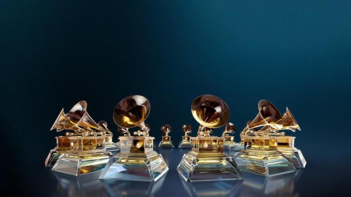 Image de Musique/Radio. La liste tant attendue des artistes nominés pour la 66ème édition des Grammy Awards a été dévoilée par la Recording Academy le 10 novembre 2023, déclenchant une vague d'excitation dans le monde de la musique. L'Afrique, en particulier le Nigeria, a brillé avec sept artistes qui se sont démarqués dans différentes catégories prestigieuses. La cérémonie tant attendue des Grammy Awards 2024 se tiendra le 4 février à la Crypto.com Arena de Los Angeles. À moins de trois mois de cet événement emblématique, les regards sont tournés vers les artistes africains qui ont été reconnus pour leurs contributions exceptionnelles à l'industrie musicale mondiale. Le Nigeria, fierté musicale du continent, domine la liste avec cinq nominations, soulignant son influence et son talent exceptionnels. Les artistes Burna Boy, Davido, Ayra Starr, Asake et Olamide ont tous été nominés, suscitant une fierté nationale et continentale. Burna Boy se distingue avec quatre nominations, tandis que Davido est également honoré avec trois nominations, portant ainsi haut les couleurs du Nigeria. Les artistes nigérians Asake, Arya Starr et Olamide ont été nominés dans la catégorie de la meilleure performance musicale africaine, mettant en lumière la diversité et la richesse de la scène musicale du pays. Outre le Nigeria, deux stars sud-africaines, Tyla et Musa Keys, sont également présentes dans la liste des nominés, apportant une dimension pan-africaine à cet événement mondial. Les catégories principales présentant les nominés africains incluent la Chanson de musique africaine de l'année, la Performance de musique globale de l'année et la Performance de rap mélodique de l'année. Des artistes renommés tels que Burna Boy, Davido, Asake, et Olamide sont en lice aux côtés d'autres talents internationaux, consolidant ainsi la position de l'Afrique sur la scène musicale mondiale. À l'approche de cette 66ème édition des Grammy Awards, quel impact ces nominations auront-elles sur la reconnaissance mondiale de la musique africaine et sur l'avenir des artistes du continent dans l'industrie musicale mondiale ? Comment ces artistes peuvent-ils capitaliser sur cette visibilité internationale pour favoriser davantage la diversité et l'inclusion dans le paysage musical mondial ?