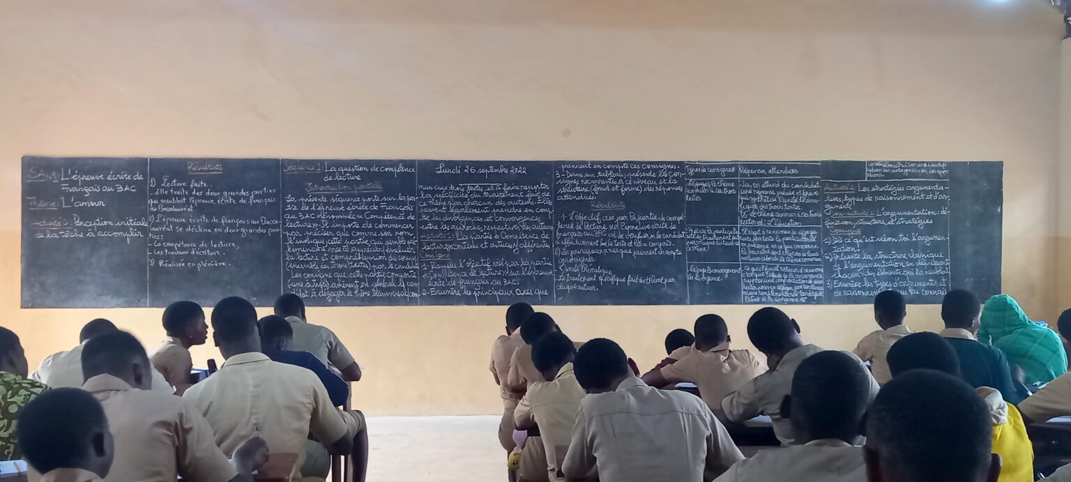 Image de Sexualité. Le débat suscité au Bénin autour de l'éducation à la santé sexuelle, et plus spécifiquement de l'inclusion de l'homosexualité dans les programmes scolaires, révèle des tensions profondes au sein de la société béninoise. Alors que cette initiative, expérimentée depuis 2017, est motivée par la prévention des grossesses précoces et non désirées, elle soulève des questions complexes liées à la culture, à la religion et à l'éthique. Ce texte s'efforcera d'explorer en profondeur les diverses perspectives, les dilemmes soulevés et les potentielles voies à suivre. Contextualisation du Programme d'Éducation à la Santé Sexuelle Pour comprendre la controverse actuelle, il est crucial de contextualiser le programme d'éducation à la santé sexuelle. Casimir Djidago, l'un des concepteurs, évoque la nécessité d'agir face à la multiplication des grossesses précoces dans les écoles béninoises. Le projet, financé par les Pays-Bas, se propose de sensibiliser les apprenants plutôt que d'introduire explicitement l'homosexualité dans le système éducatif. Les Réactions et Positions Contradictoires Le 7 octobre, Valentin Agon, chercheur influent au Bénin, a fermement condamné l'introduction de l'homosexualité dans l'éducation, affirmant que cela va à l'encontre des valeurs africaines. Ce point de vue est soutenu par des leaders religieux, tels que l'imam Moutawakil Boukari, qui qualifie l'homosexualité de "péché le plus grave". Ces réactions soulignent un clivage profond entre les valeurs traditionnelles et les orientations éducatives modernes. Approches Religieuses et Éthiques La pasteure Fifamè Houssou Gandonou, théologienne protestante, adopte une position différente en soutenant la nécessité de briser le silence sur l'homosexualité. Elle souligne que les élèves peuvent être exposés à ce sujet via les médias, et qu'une éducation informée est essentielle pour lutter contre les préjugés. De son côté, le père Aurel Avocetien, tout en condamnant les actes homosexuels, met en avant le respect de la dignité des personnes homosexuelles selon le catéchisme de l'Église catholique. Interrogations sur la Nature du Projet Le père Avocetien soulève des interrogations sur les motivations réelles du projet d'éducation à la santé sexuelle, financé par les Pays-Bas. S'agit-il d'une initiative véritablement articulée d'éducation sexuelle respectant la croissance graduelle des apprenants, ou est-ce simplement un vecteur de concepts choisis ? Cette question soulève des préoccupations sur la manière dont l'éducation sexuelle est pensée et mise en œuvre, et dans quelle mesure elle respecte les valeurs et les sensibilités de la société béninoise. Diversité des Opinions et Complexité du Débat La diversité des opinions exprimées dans ce débat souligne la complexité du sujet. D'une part, la nécessité d'une éducation sexuelle pour prévenir les problèmes de santé sexuelle chez les jeunes est évidente. D'autre part, la tension entre les valeurs traditionnelles, les croyances religieuses et les aspirations à une société plus inclusive crée un terrain complexe où trouver un équilibre devient un défi. Vers une Approche Inclusive et Éducatrice En examinant les différentes perspectives, il est crucial de considérer la possibilité d'une approche éducative inclusive qui respecte les valeurs culturelles et religieuses tout en fournissant des informations nécessaires sur la diversité sexuelle. Comment pouvons-nous naviguer dans ces eaux tumultueuses pour créer un environnement éducatif qui préserve la diversité des croyances tout en prévenant les risques liés à la santé sexuelle des jeunes ? Le débat actuel au Bénin sur l'éducation à la santé sexuelle met en lumière des questions cruciales liées à la culture, à la religion et à l'éthique. Alors que la prévention des grossesses précoces est un objectif louable, la manière dont elle est abordée soulève des dilemmes complexes. Trouver une voie éducative qui soit à la fois respectueuse des valeurs locales et inclusive dans la diversité sexuelle est un défi majeur. La question qui subsiste est la suivante : comment pouvons-nous construire un système éducatif qui reflète la diversité de la société tout en répondant aux besoins éducatifs et de santé des jeunes générations ?