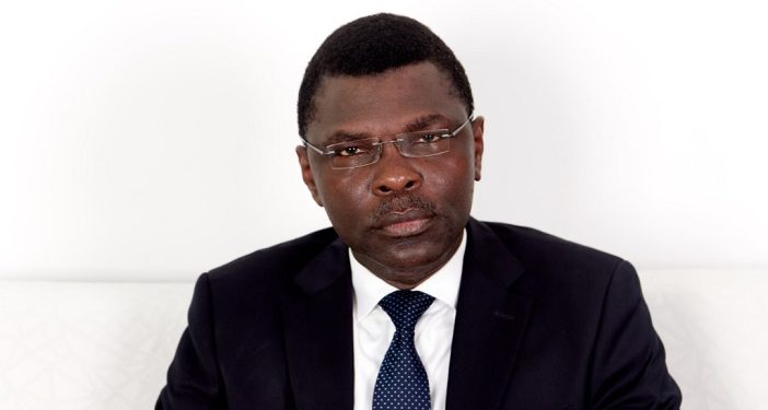 Image de Société. Depuis le 20 octobre 2023, Joseph Djogbénou, président du parti Union Progressiste le Renouveau, est victime d'une attaque de cybercriminalité qui a conduit au piratage de sa page Facebook. Les publications, dénuées de tout lien avec ses activités politiques, soulèvent des préoccupations et laissent entrevoir les motivations obscures des délinquants du web. La cellule de communication du parti a confirmé le piratage, soulignant que les pages et comptes numériques de M. Djogbénou ont été compromis par des individus dont les motivations demeurent inconnues. Cette situation a généré des questions quant à l'objectif réel derrière cette attaque. L'équipe de communication a pris des mesures immédiates en signalant le problème aux autorités compétentes pour récupérer les comptes et pages de l'universitaire. L'inquiétude suscitée par cette cyberattaque dépasse la simple perte de contrôle sur les comptes sociaux de Joseph Djogbénou. Les conséquences de telles actions, allant au-delà de la sphère personnelle, soulèvent des préoccupations quant à la sécurité numérique et à la manipulation de l'information dans le contexte politique. Les motivations des pirates informatiques restent floues, mais les implications de cette attaque sont potentiellement graves. La propagation de contenus non autorisés et déconnectés de la réalité politique de Djogbénou compromet son image et peut influencer l'opinion publique de manière indésirable. Cet incident soulève également des questions plus larges sur la vulnérabilité des personnalités politiques face à la cybercriminalité. Alors que les médias sociaux sont devenus des outils cruciaux pour la communication politique, les attaques ciblées peuvent avoir des répercussions importantes sur la réputation et l'influence des leaders. Dans un monde de plus en plus connecté, où l'information circule rapidement, comment les autorités peuvent-elles renforcer la cybersécurité des personnalités politiques? Quelles mesures peuvent être prises pour identifier et poursuivre les auteurs de telles attaques? Comment les leaders politiques peuvent-ils se prémunir contre de telles menaces à l'avenir? L'incident lié à Joseph Djogbénou met en lumière la nécessité d'une vigilance accrue en matière de cybersécurité dans le contexte politique, soulignant l'urgence de trouver des solutions pour protéger l'intégrité numérique des personnalités influentes.