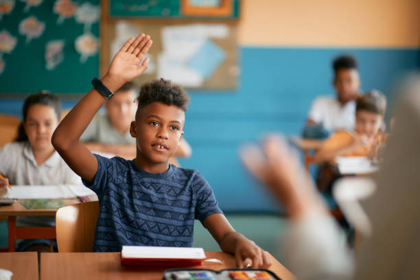 Image de Moins de 15 ans. Je me suis récemment lancé dans une réflexion profonde sur le portrait de l'élève en quête de soi. L'école, bien plus qu'un simple lieu d'apprentissage, se révèle être un microcosme complexe où chaque élève sculpte son identité académique. La question "Quel type d'élève es-tu ?" m'a semblé simple au départ, mais elle ouvre la porte à une exploration approfondie des différentes facettes qui composent notre expérience éducative. En plongeant dans les nuances de cette interrogation, je vous propose de nous aventurer au cœur des motivations, des défis et des triomphes qui définissent le parcours individuel de chaque apprenant. Parlons du caméléon éducatif. L'identité d'un élève est souvent polymorphe, s'adaptant aux contextes et aux exigences diverses de l'école. Certains jours, nous sommes les chercheurs avides de connaissances, tandis que d'autres jours, nous endossons le rôle du camarade de classe collaboratif. Le parcours éducatif se présente comme un terrain de jeu complexe où nous jonglons avec différents rôles, et cette capacité à être un caméléon éducatif peut révéler notre adaptabilité et notre compréhension profonde des dynamiques sociales. La quête de l'identité académique est un voyage marqué par l'équilibre délicat entre passion et pragmatisme. Certains d'entre nous sont naturellement attirés par des matières spécifiques, reflétant nos passions profondes, tandis que d'autres naviguent pragmatiquement à travers une gamme variée de disciplines en fonction des exigences académiques. Explorer comment ces choix définissent notre identité académique offre des clés précieuses pour comprendre notre rapport unique au savoir. Les forces motrices de notre identité scolaire sont souvent alimentées par la curiosité. Cette étincelle intérieure qui pousse à explorer l'inconnu est l'une des forces motrices les plus puissantes. Certains d'entre nous sont animés par une soif insatiable de connaissances, tandis que d'autres trouvent leur motivation dans des aspirations professionnelles ou personnelles spécifiques. Examiner comment la curiosité façonne notre approche de l'apprentissage nous offre un regard privilégié sur les moteurs profonds qui alimentent notre identité d'élève. Les défis sont inévitables, mais comment les abordons-nous ? Chaque élève fait face à des défis spécifiques, que ce soit la lutte contre des matières difficiles, la gestion du stress lié aux examens, ou la recherche d'un équilibre entre vie académique et vie personnelle. Analyser comment nous transformons ces obstacles en opportunités de croissance personnelle révèle notre résilience et notre capacité à apprendre de l'adversité. L'école, ce théâtre social complexe, voit les dynamiques interpersonnelles jouer un rôle central dans la construction de notre identité d'élève. Explorer comment nous interagissons avec nos pairs, nos enseignants, et même avec nous-mêmes au sein de cette sphère sociale révèle des schémas comportementaux et des aspects de notre personnalité que nous pouvons parfois négliger. Chaque élève a un style d'apprentissage qui lui est propre. Certains apprennent mieux à travers des méthodes visuelles, d'autres par l'écoute active, et certains encore par l'expérimentation pratique. Investiguer notre style d'apprentissage offre une fenêtre précieuse sur notre approche cognitive, sur la manière dont nous assimilons l'information, et sur les environnements qui favorisent notre épanouissement académique. La définition du succès éducatif varie d'un individu à l'autre. Pour certains, c'est la note parfaite qui représente un triomphe, tandis que pour d'autres, c'est la compréhension profonde d'un concept. En revisitant nos propres marqueurs de réussite, nous pouvons remettre en question les normes établies et redéfinir ce que signifie être un élève accompli. En dépit de notre identité actuelle, chaque élève porte en lui une vision future de soi-même. Qu'il s'agisse d'aspirations professionnelles, académiques, ou personnelles, cette vision sert de boussole pour notre parcours éducatif. Examiner comment nos choix actuels contribuent à tisser la toile de notre identité éducative à long terme offre une perspective précieuse sur la manière dont nous façonnons notre avenir. Et vous, quel type d'élève êtes-vous ? Comment votre identité académique a-t-elle évolué au fil du temps, et quelles sont les valeurs qui guident votre approche de l'apprentissage ? En réfléchissant à votre parcours éducatif, quelles leçons tirées de vos expériences pourraient bénéficier aux futurs élèves ? 😊