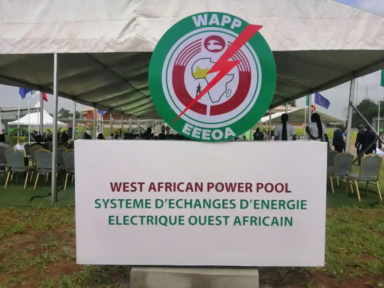 Image de Société. Le Centre d'Information et de Coordination du Marché Régional de l'Électricité de la CEDEAO, érigé à Abomey-Calavi, Bénin, a été inauguré le 17 novembre 2023. Cette cérémonie a réuni diverses personnalités, des chefs couronnés aux membres du corps diplomatique, marquant une étape majeure dans l'intégration énergétique ouest-africaine. La construction de cette tour de contrôle, débutée en 2017, a abouti à la création d'un complexe imposant sur un terrain de 3,95 hectares offert par la Communauté Électrique du Bénin. D'une superficie de 5 000 m², ce centre revêt une importance stratégique pour la CEDEAO, étant le point nodal du West African Power Pool (Wap). Lors de l'inauguration, le maire d'Abomey-Calavi, Angelo Ahouandjinou, a souligné que la ville était désormais la capitale ouest-africaine de l'électricité. L'entreprise de construction, GER SARL, a joué un rôle clé dans la réalisation de cet ouvrage. Siengui Apollinaire Ki, Secrétaire Général du WAPP, a rendu hommage au directeur général de l'entreprise, Frédéric Lequessim, décédé en octobre. L'équipement du Centre d'Information et de Coordination, ainsi que du réseau ouest-africain, a été confié à la société Electricité Générale de France. Le projet, initialement prévu pour 2020, a été livré avec succès. Il vise à permettre l'exploitation coordonnée des réseaux électriques nationaux, assurant un approvisionnement régulier et fiable en énergie à un coût compétitif pour les États membres de la CEDEAO à moyen et long termes. M. Siengui Ki a souligné la synchronisation réussie des réseaux électriques de 13 pays depuis juillet 2023, avec des efforts en cours pour inclure le Nigeria, le Niger, ainsi qu'une partie du Bénin et du Togo en 2024. Le financement substantiel de l'Union Européenne, s'élevant à 38 millions d'euros, a été crucial pour la réalisation du projet. Cette contribution a couvert la construction, évaluée à 30 millions d'euros, ainsi que les coûts liés à l'expertise et à la formation, totalisant 8 millions d'euros. Cependant, une ombre plane sur cette avancée, car le Cap-Vert, bien que membre de la CEDEAO, reste déconnecté du réseau. Cette situation s'explique par les défis financiers liés au raccordement maritime de l'archipel, composé de 10 îles, aux autres pays. De plus, la complexité de l'interconnectivité des îles complique cette démarche, avec le Sénégal, le pays le plus proche, distant de 1059 km. Le WAPP oriente son programme de développement des infrastructures électriques conformément au Plan Directeur de la CEDEAO pour le développement des Moyens Régionaux de Production et de Transport d'Énergie Électrique 2019-2033. Ce plan, adopté en décembre 2018, identifie les projets prioritaires pour l'intégration stable des réseaux électriques nationaux des pays de la CEDEAO. Alors que la région célèbre cette avancée significative vers l'intégration énergétique, des questions subsistent quant aux défis à surmonter pour élargir davantage cette interconnexion. Comment envisage-t-on aborder les problèmes de connectivité, en particulier pour les États insulaires comme le Cap-Vert? Quelles initiatives futures sont prévues pour renforcer l'efficacité et la durabilité de cette collaboration énergétique régionale?